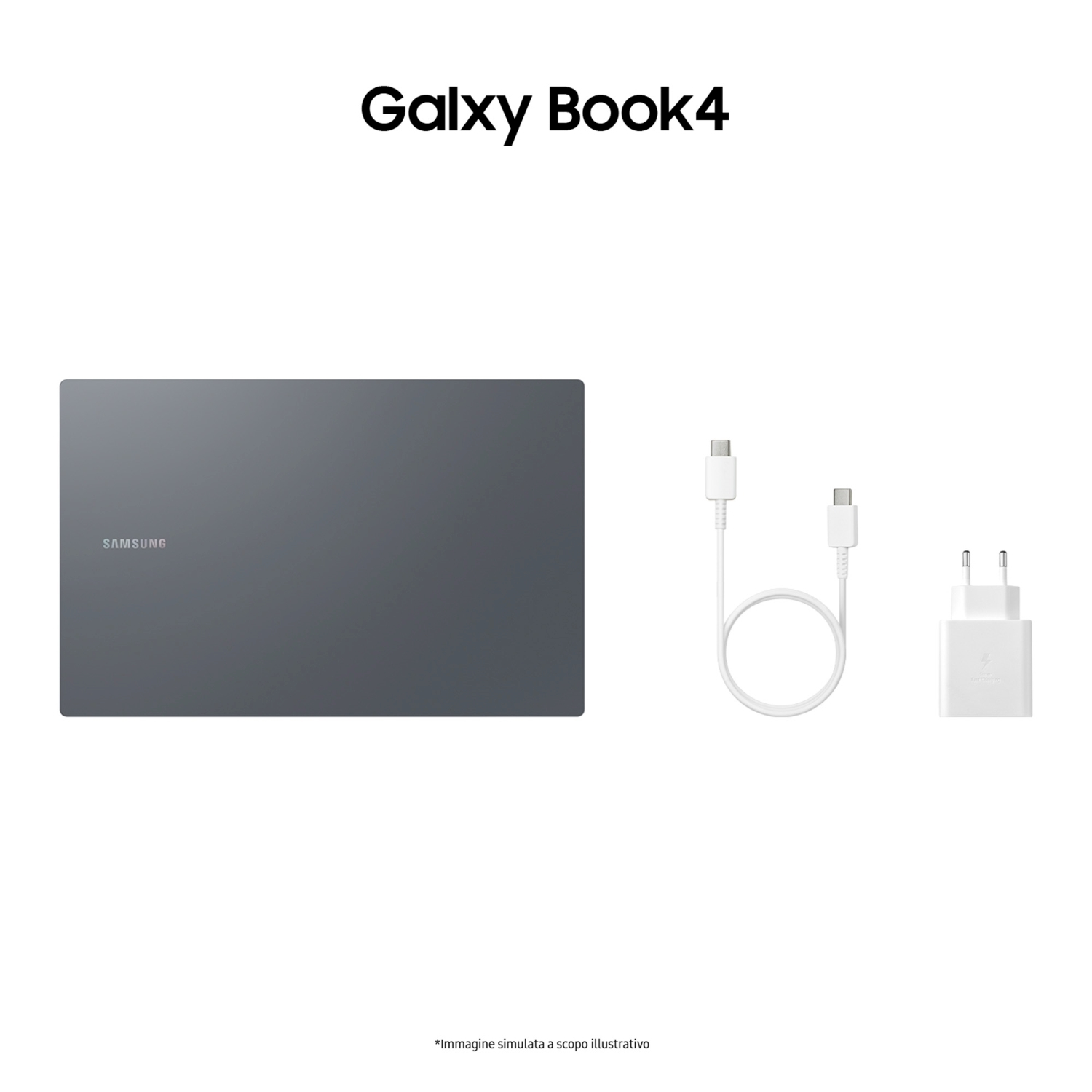 Un laptop grigio, un cavo caricabatterie bianco e un caricabatterie bianco, tutto su sfondo bianco.