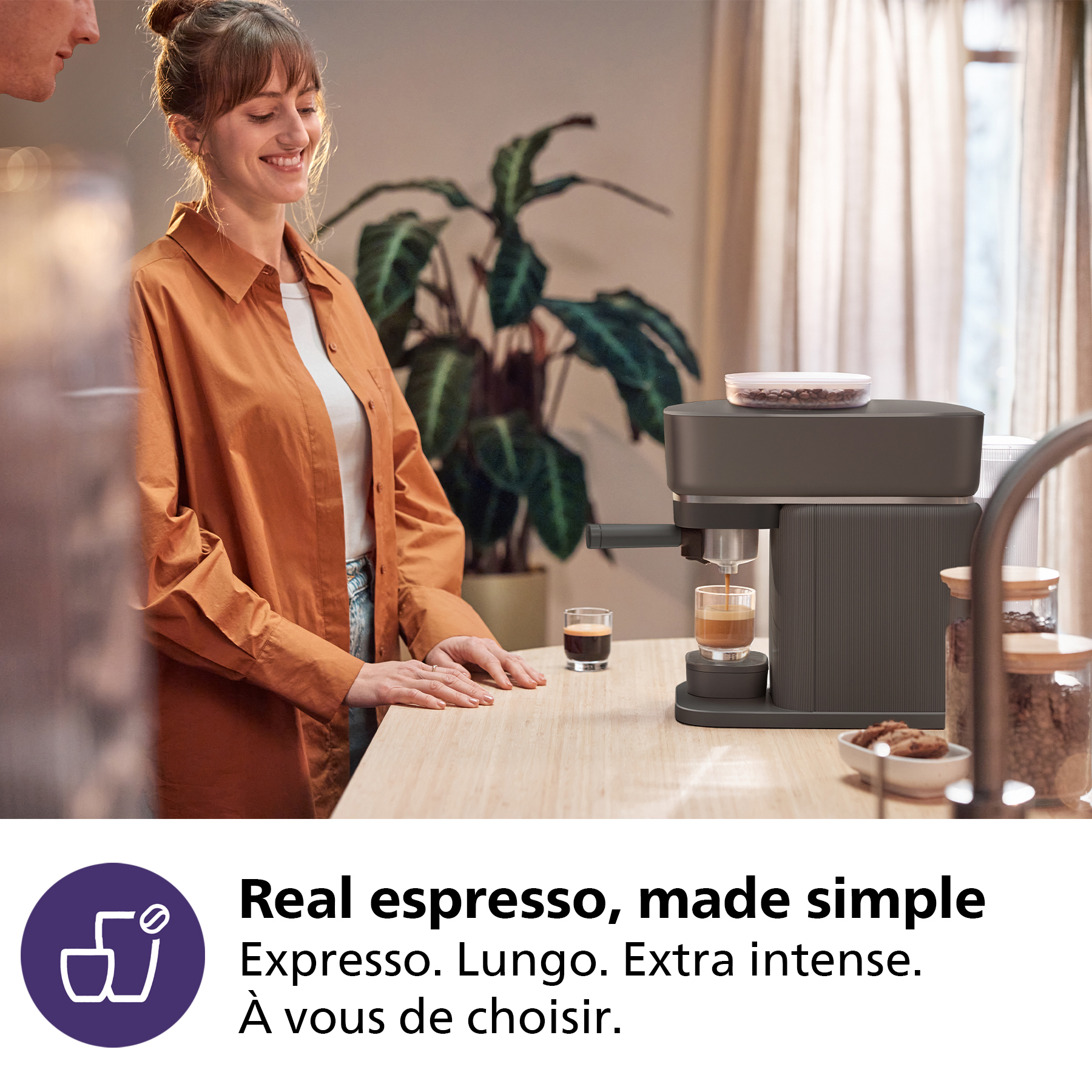Deux personnes près d'une machine à café. Machine à expresso et shots d'expresso.