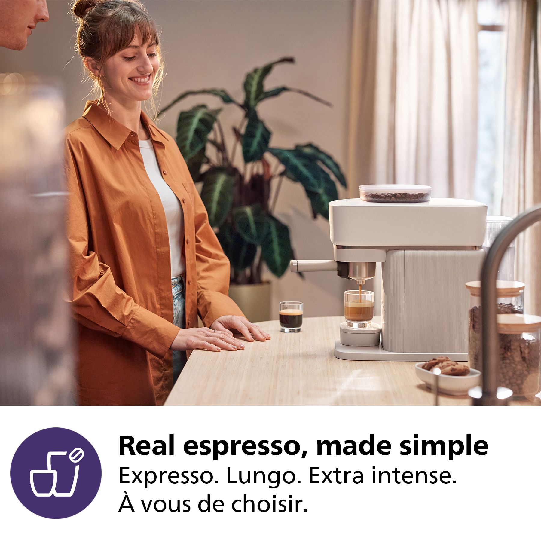 Femme préparant du café avec une machine à expresso blanche. Des tasses à café sont visibles. Cuisine moderne.