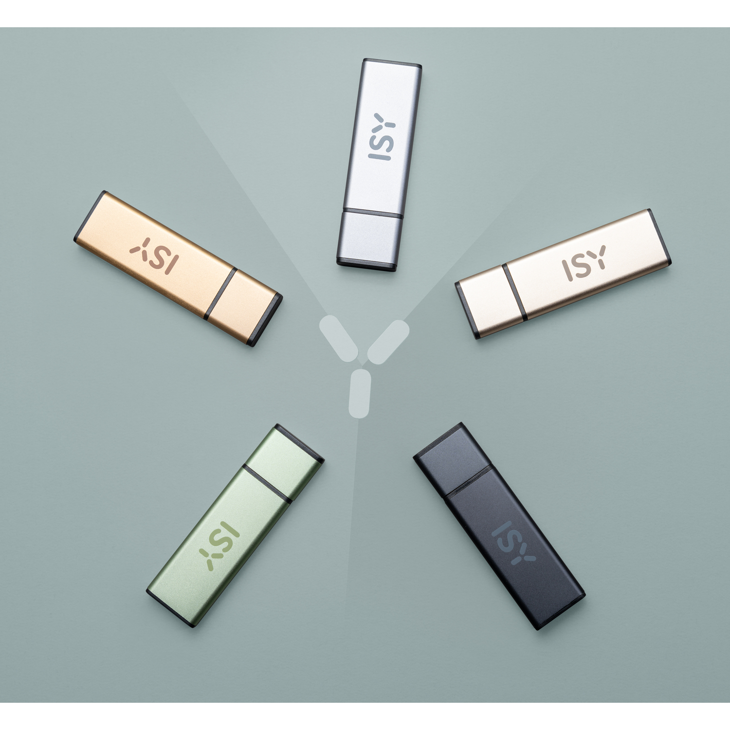 Cinq clés USB disposées en étoile sur une surface turquoise. Chaque clé est d'une couleur métallique différente.