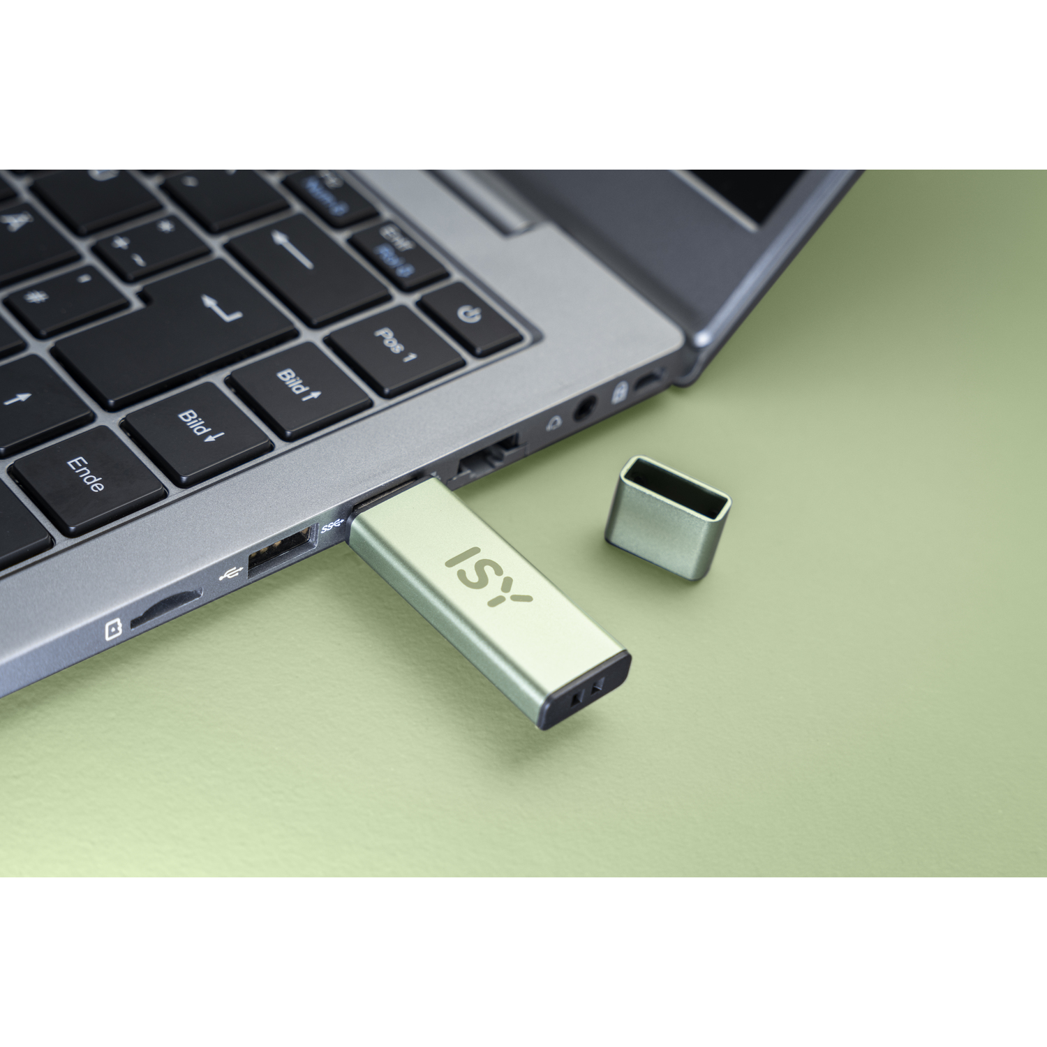 Clé USB ISY argentée branchée sur un ordinateur portable.
