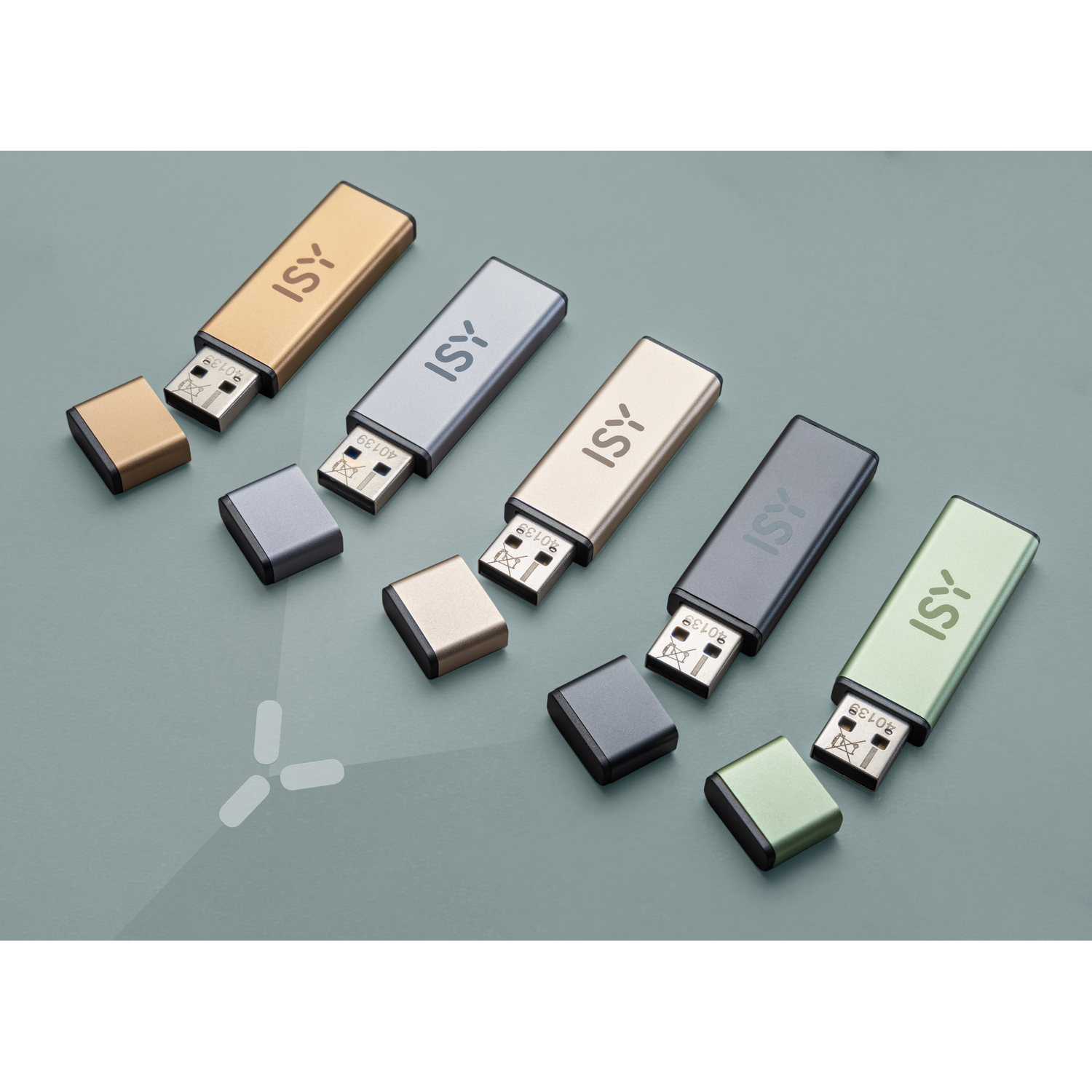 Cinq clés USB avec capuchons en étoile sur une surface verte. Chaque clé est d'une couleur différente.