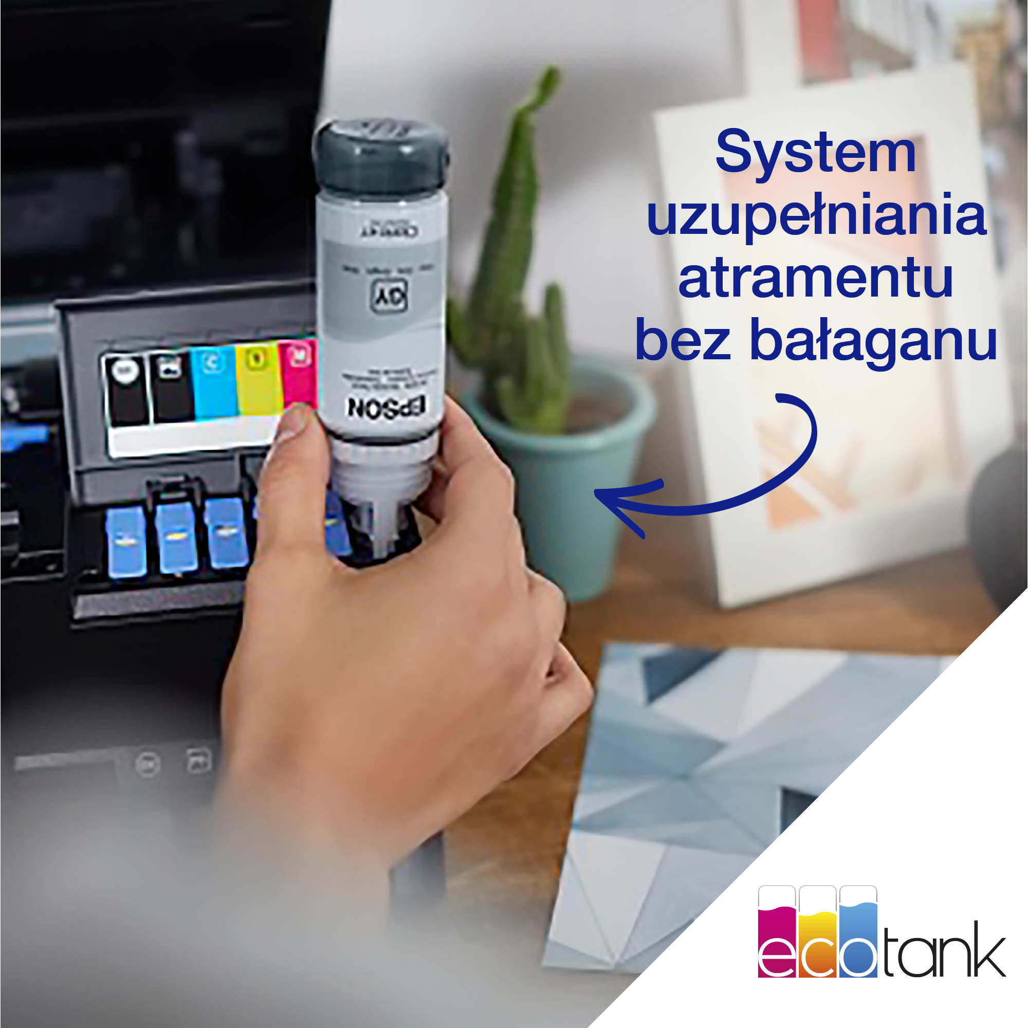 Osoba uzupełniająca tusz w drukarce. Butelka z tuszem nad drukarką.