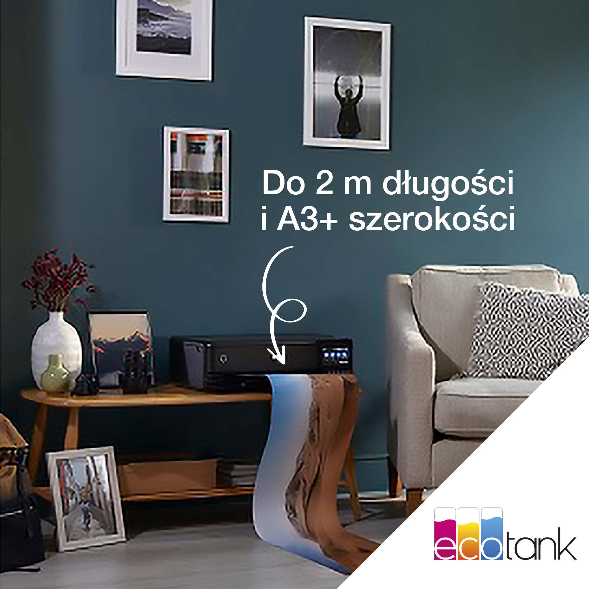 Wnętrze domu z drukarką na stole i grafiką na ścianie. Dołączony jest tekst i strzałka.