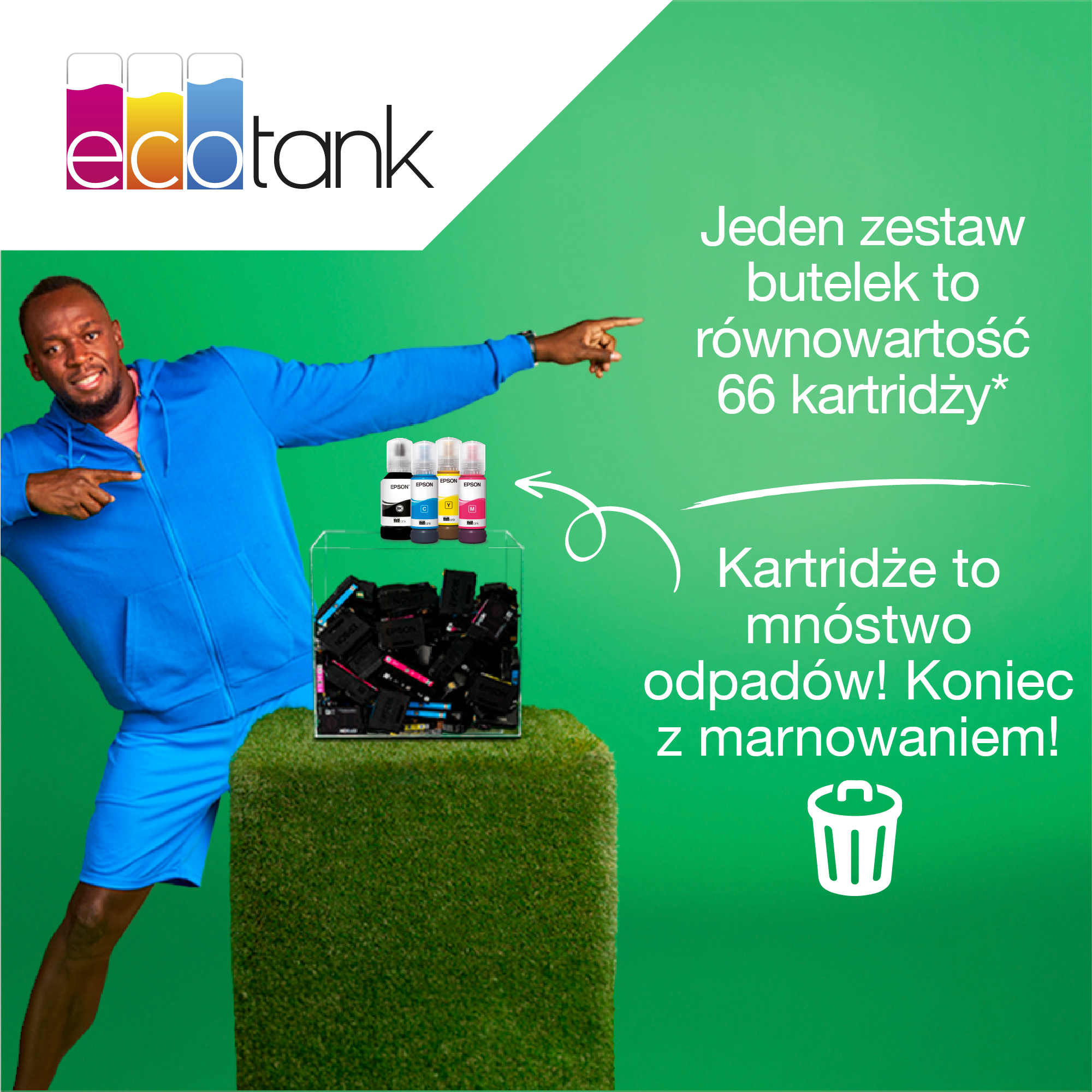 Mężczyzna wskazujący na ekspozycję wkładów i butelek z tuszem.