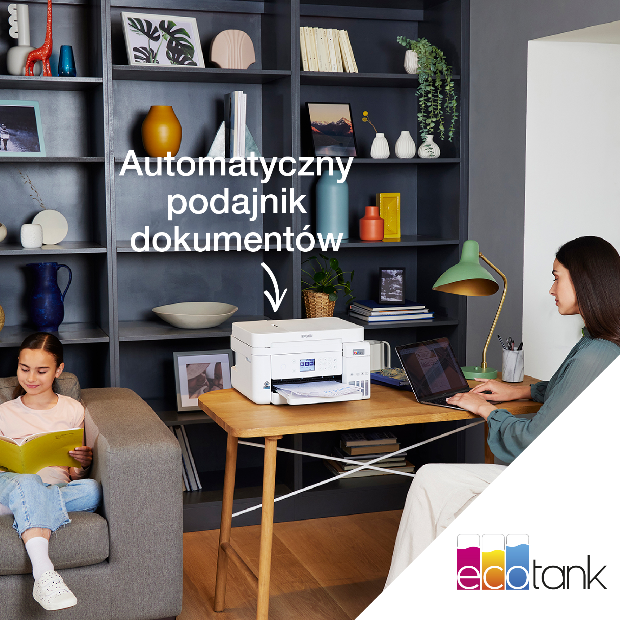 Kobieta i dziewczynka w pokoju. Drukarka na biurku, za nimi regał z książkami.