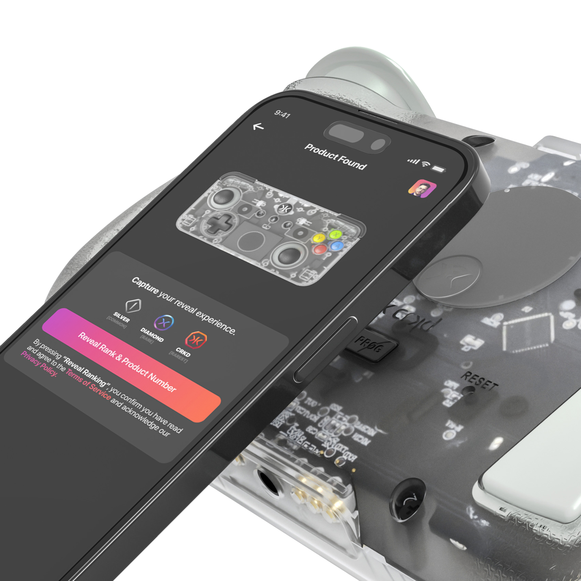 Ein Smartphone wird über einem Gaming-Controller gehalten, das eine Produktoberfläche anzeigt.