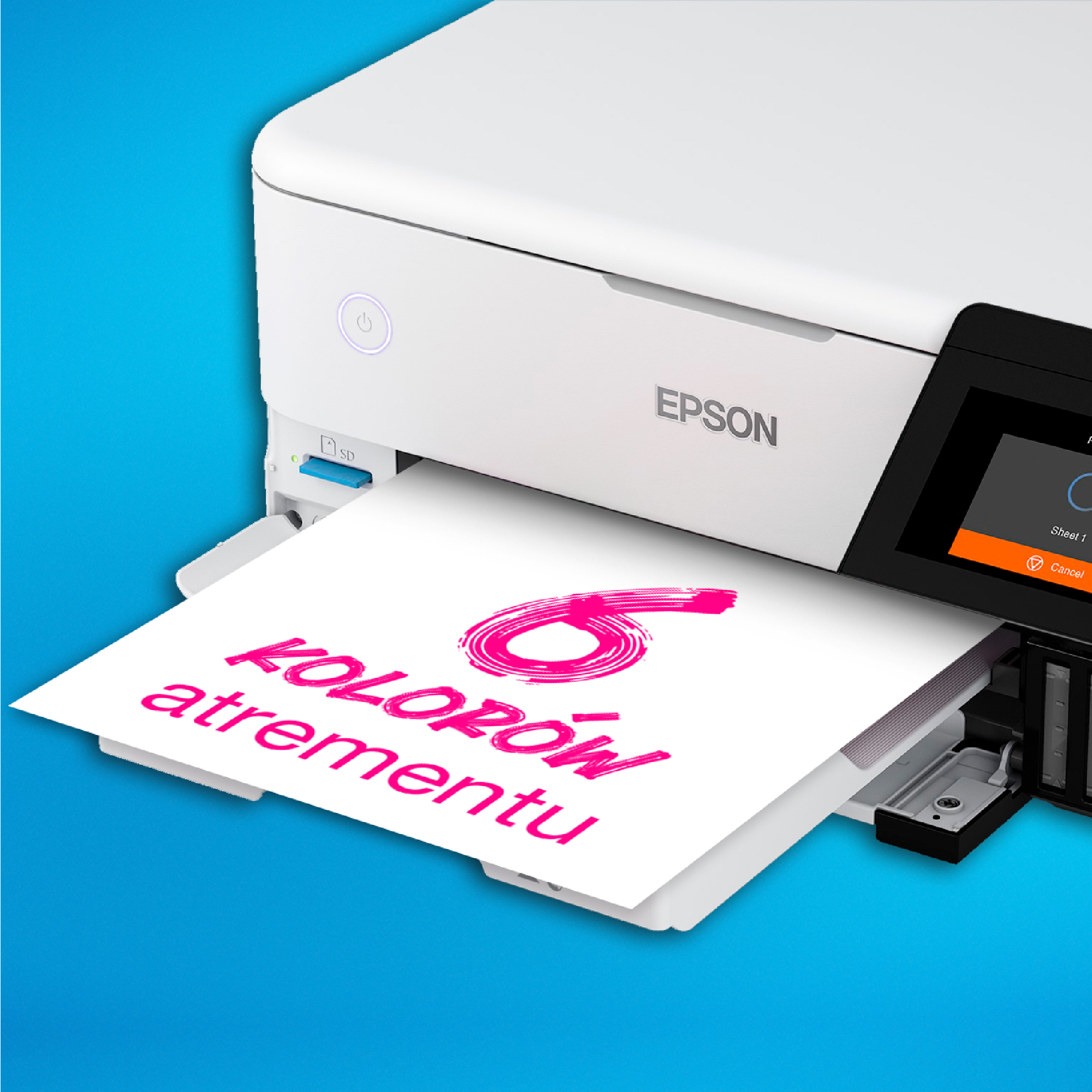 Biała drukarka Epson drukuje papier z różowym logo i polskim tekstem na niebieskim tle.