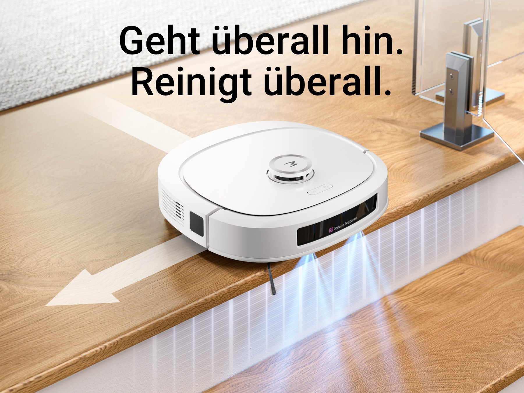 Ein weißer Roboter-Staubsauger auf einer Holztreppe.
