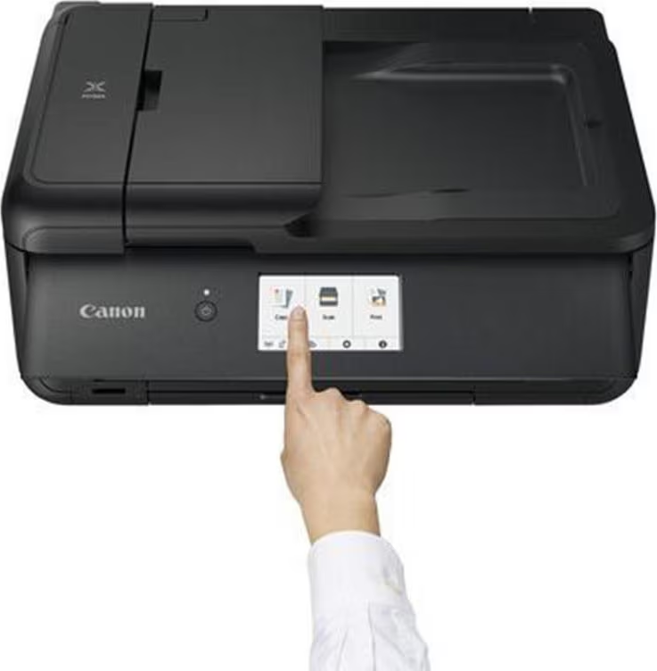 Schwarzer Canon-Drucker, ein Finger drückt eine Bildschirmtaste. Weißer Hintergrund.