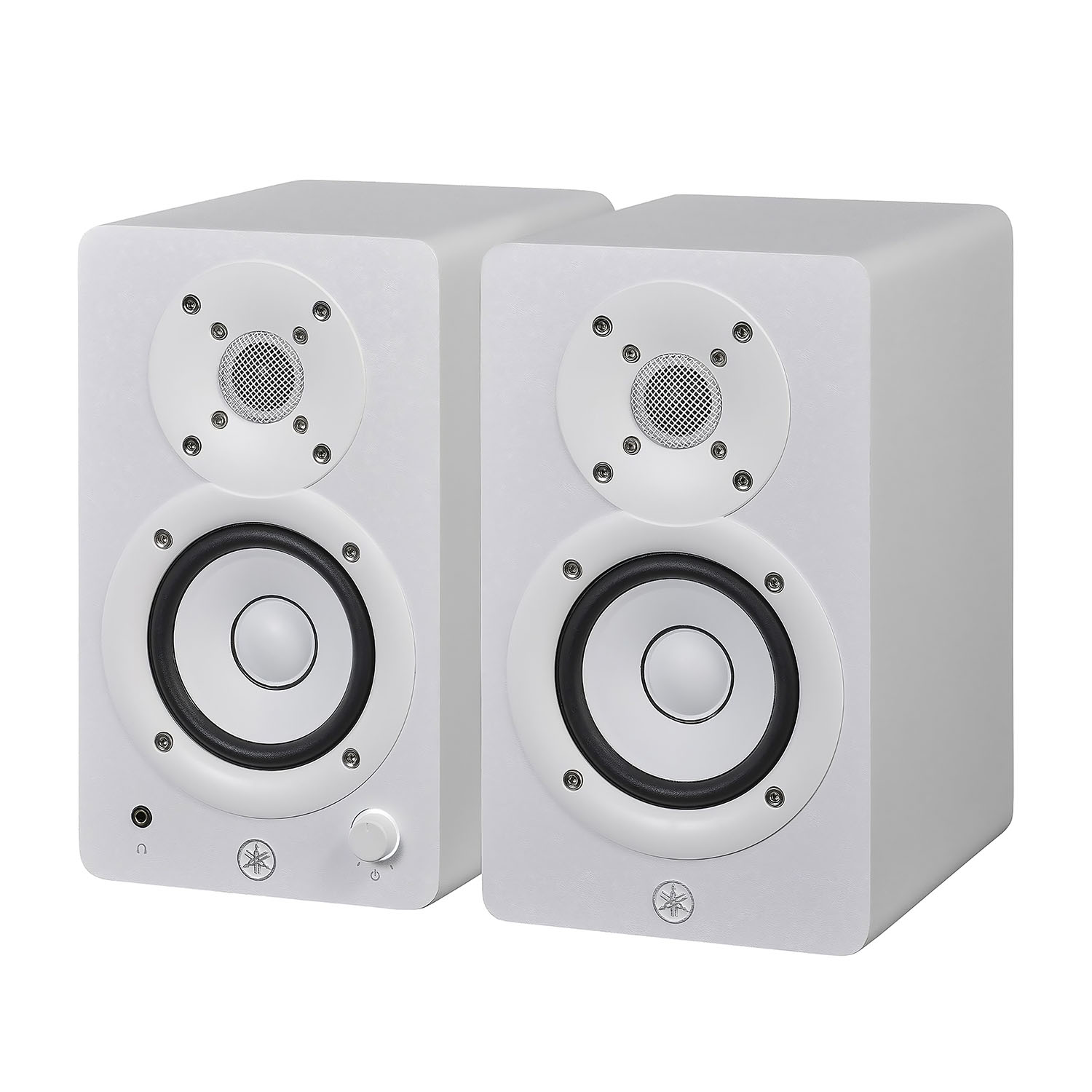 Due altoparlanti bianchi. Ognuno ha un woofer bianco e un tweeter a rete. Logo Yamaha visibile.