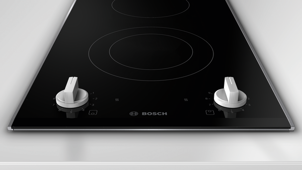 İki gözlü ve kontrol düğmeli siyah elektrikli ocak. Bosch logosu görünür durumda.