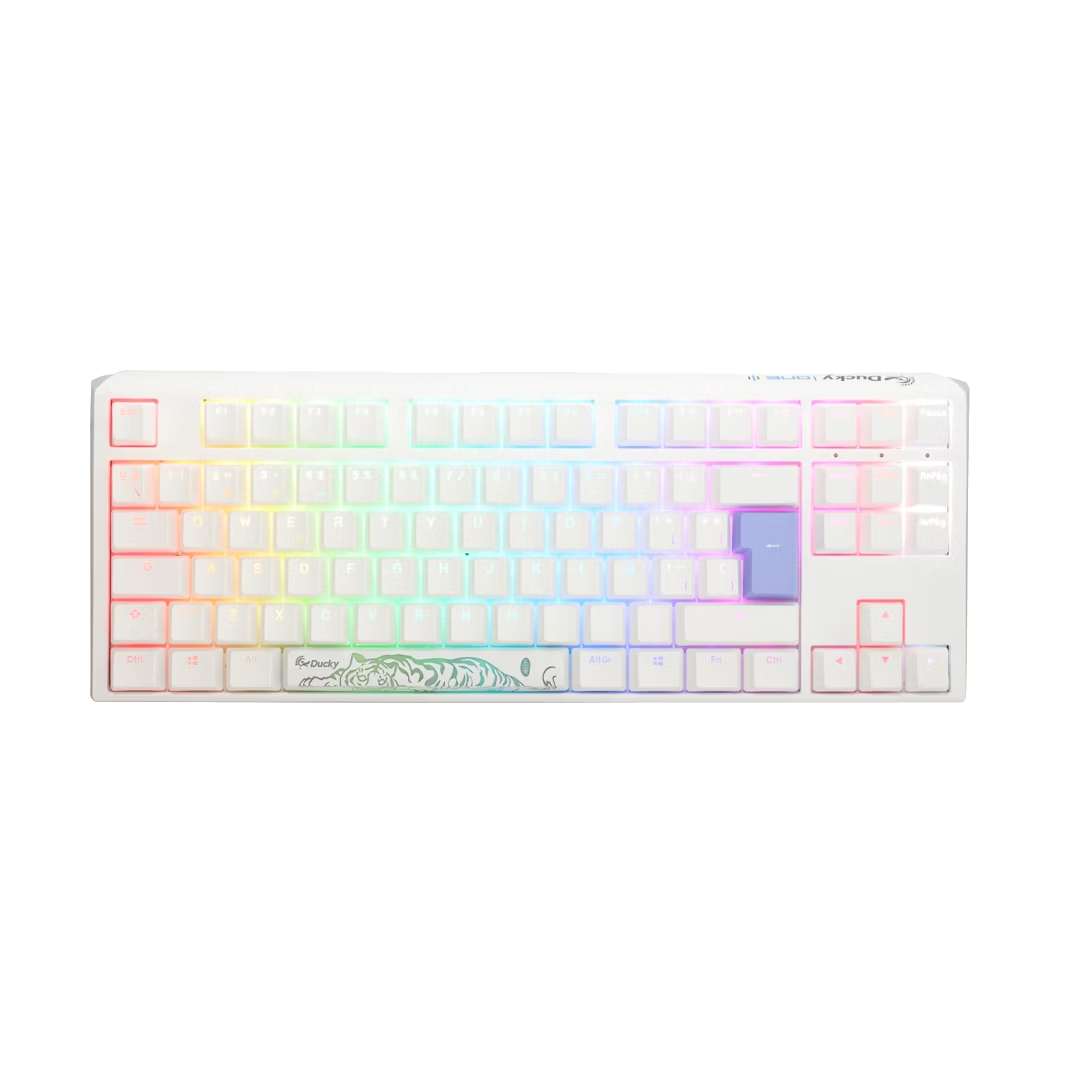 Teclado blanco con luces de colores. Tiene una imagen de tigre en la parte inferior. Teclas negras y marco blanco.