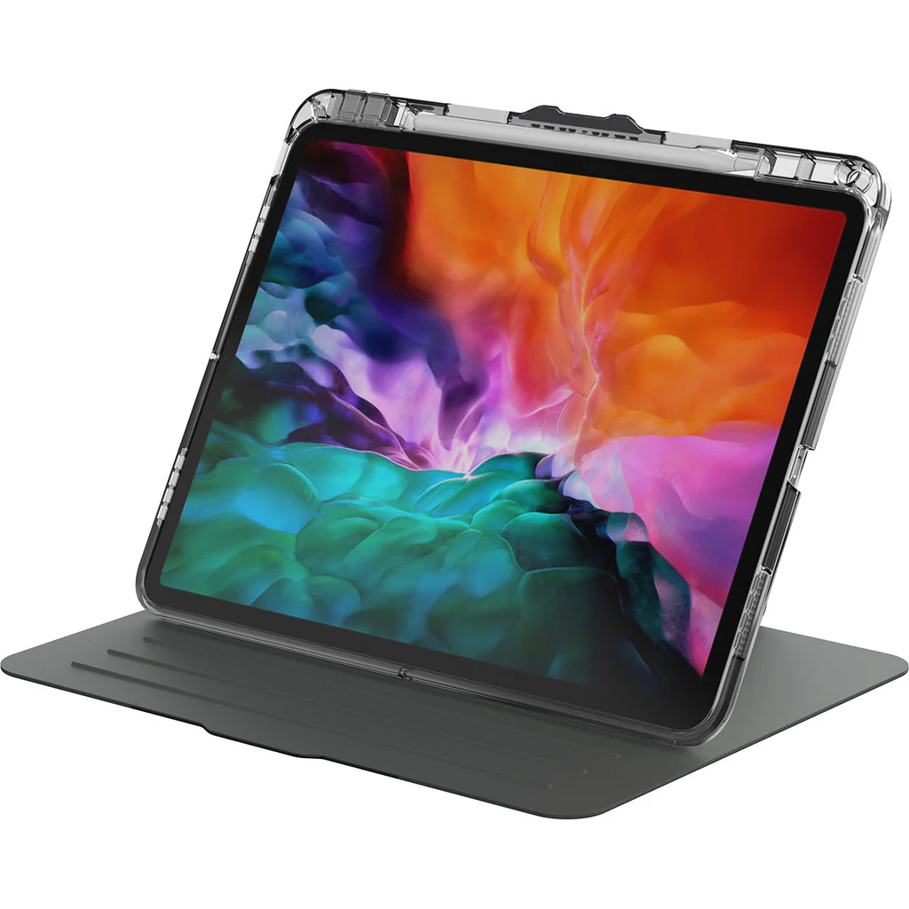 Un iPad con una funda transparente está sobre una cubierta gris oscura. La pantalla muestra arte abstracto colorido.