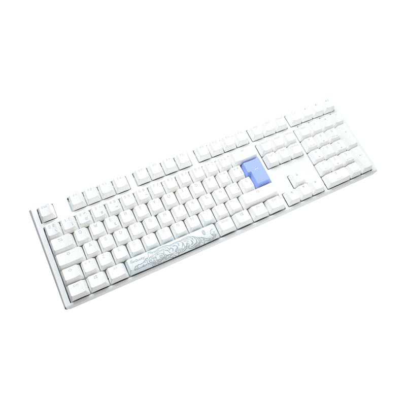 Teclado mecánico blanco con teclas blancas, tecla Esc azul claro y diseño de tigre. Aislado sobre blanco.