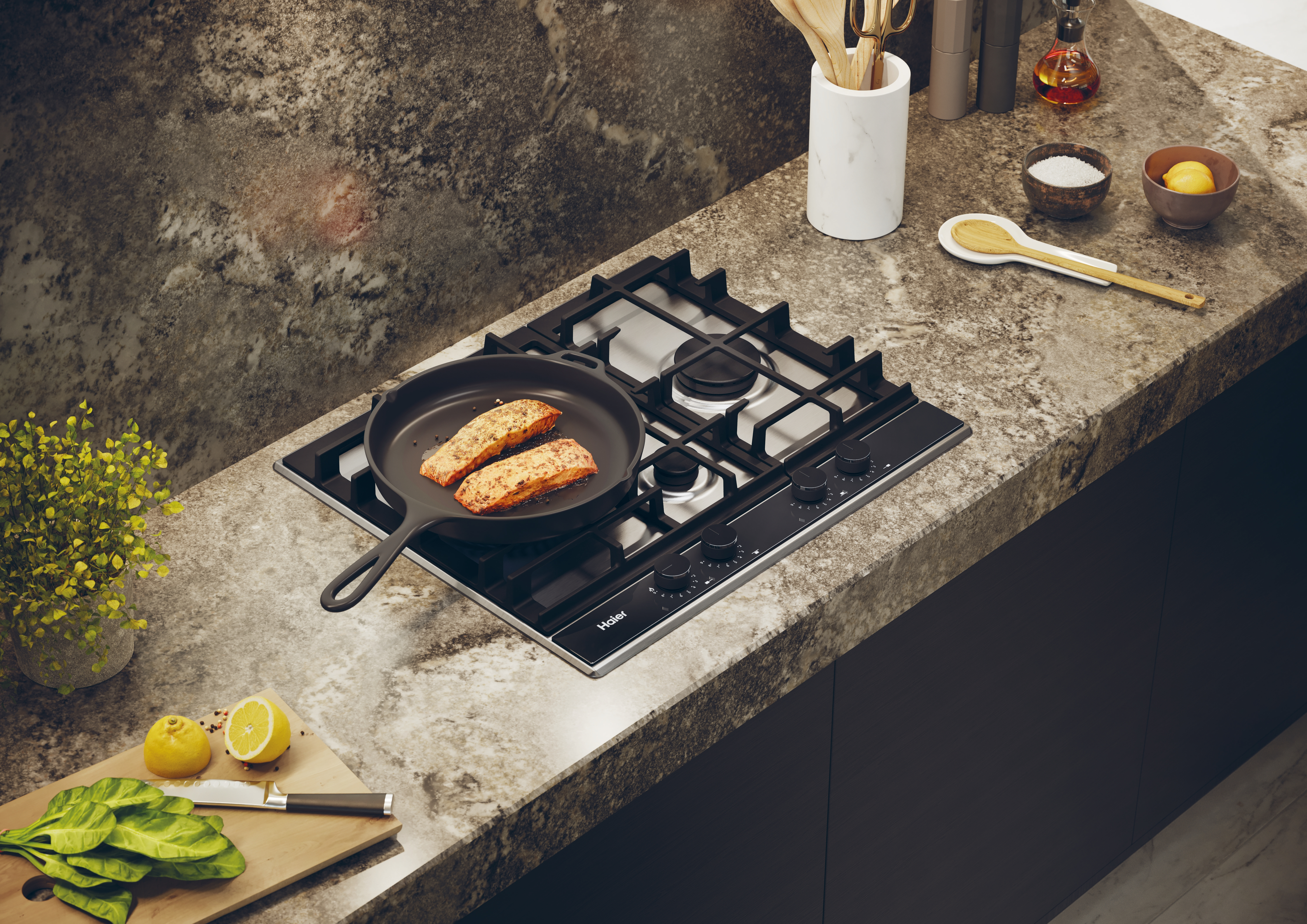 Escena de cocina con placa de cocción. Dos filetes de salmón en una sartén. Ingredientes en el mostrador.