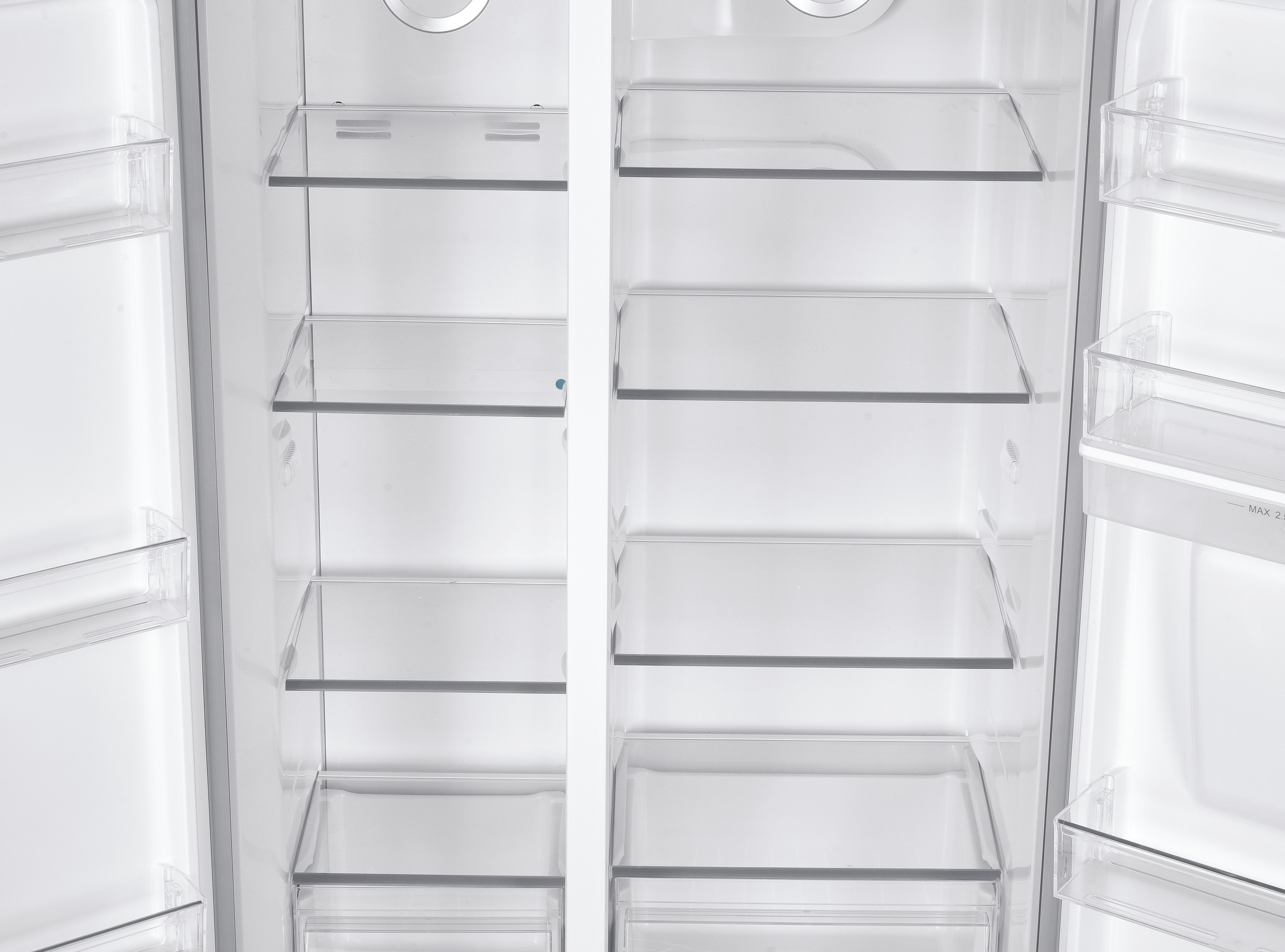 Vista dentro de un refrigerador con múltiples estantes de vidrio.