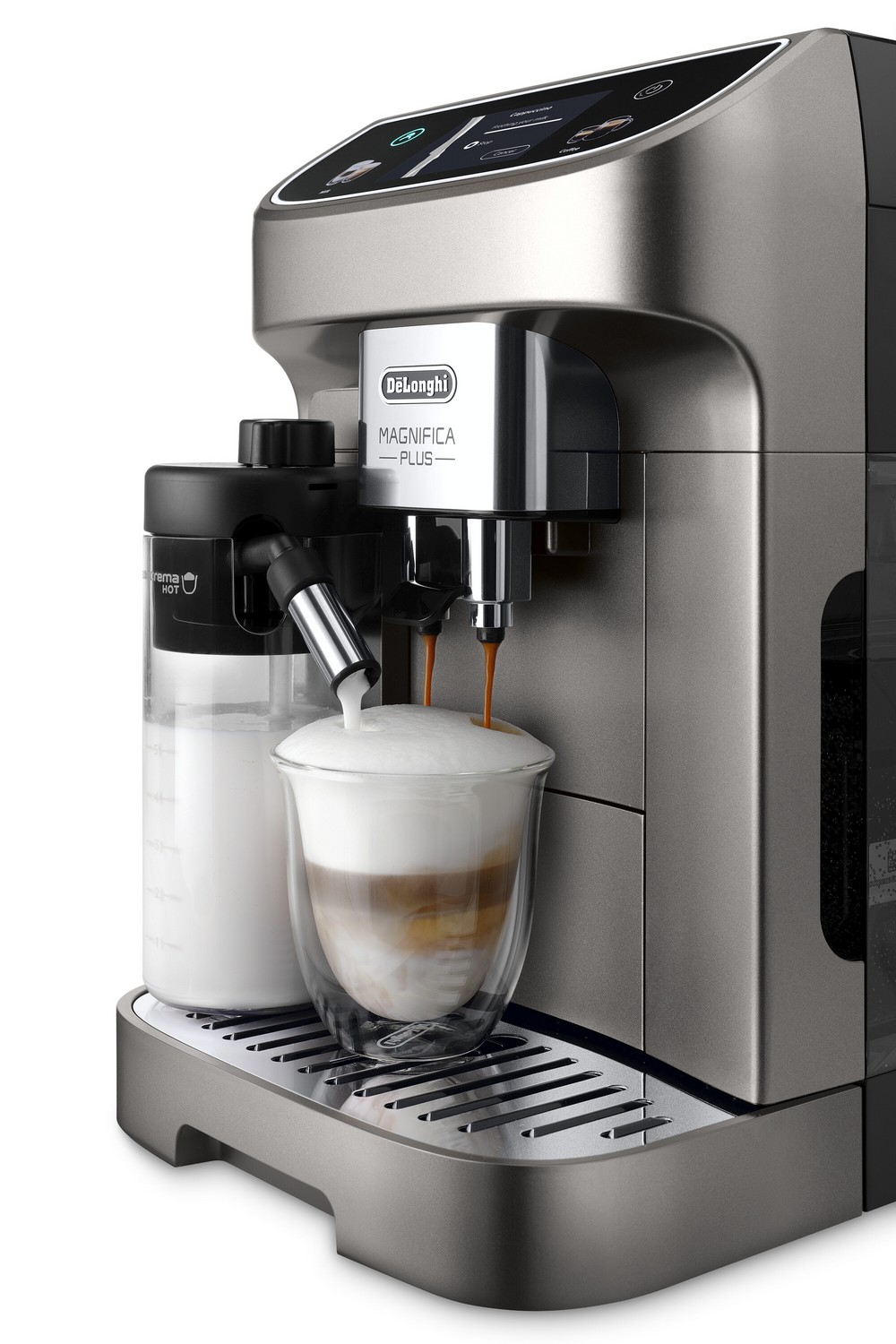 Máquina de espresso con espumador de leche. Un vaso de café con espuma de leche está al frente. El fondo es blanco.