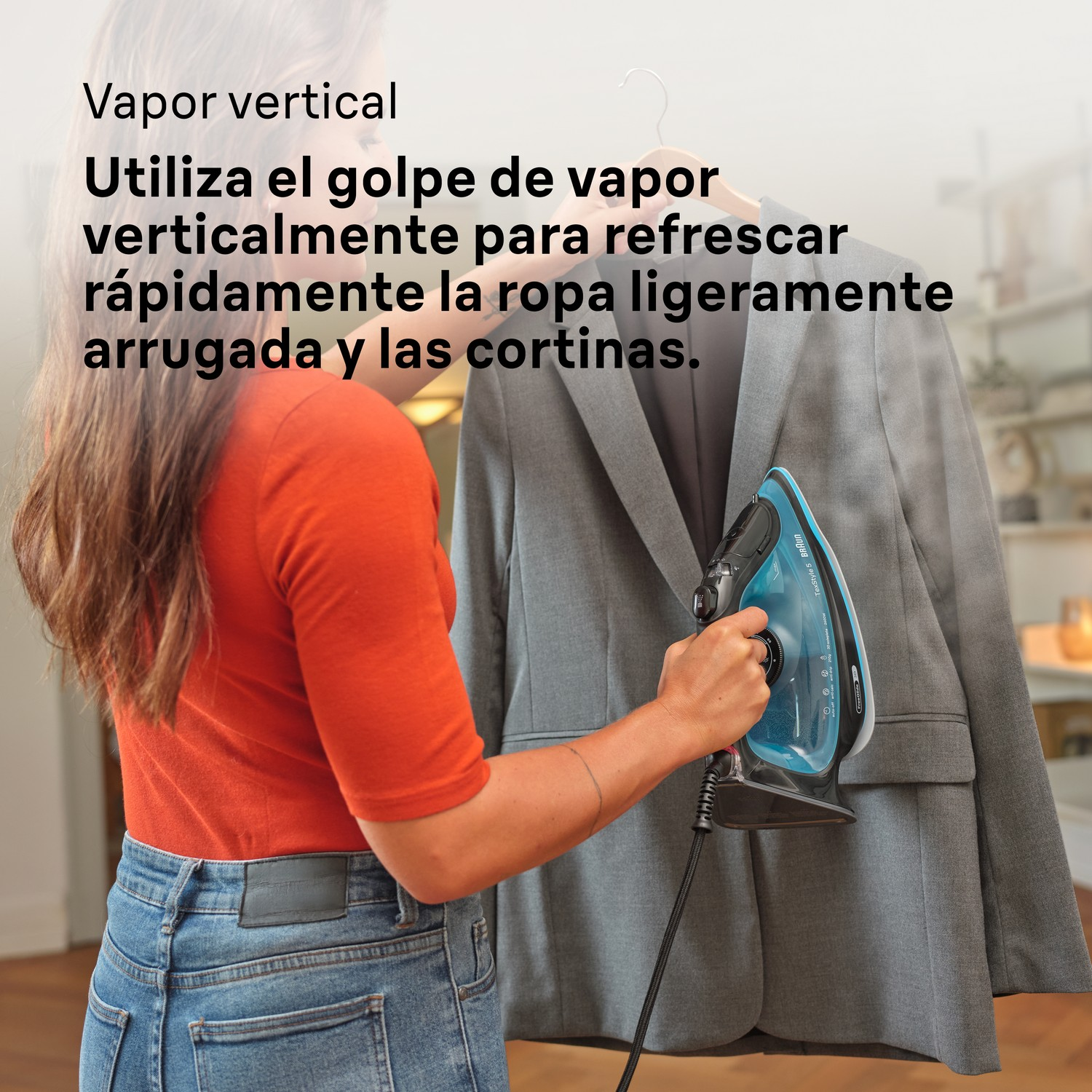 Una mujer planchando una blazer gris con vapor.