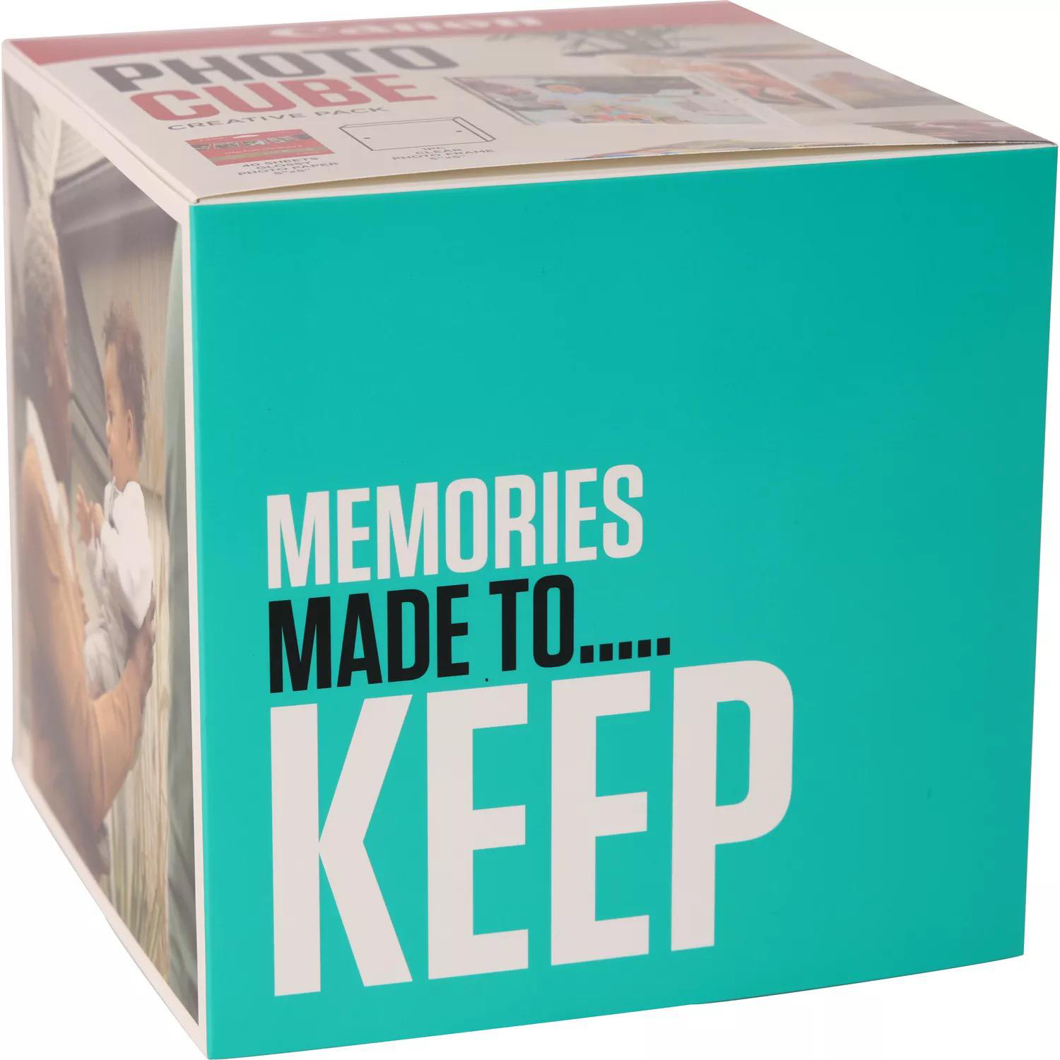 Türkisfarbener Würfelkarton mit Text 'MEMORIES MADE TO... KEEP' auf der Vorderseite.
