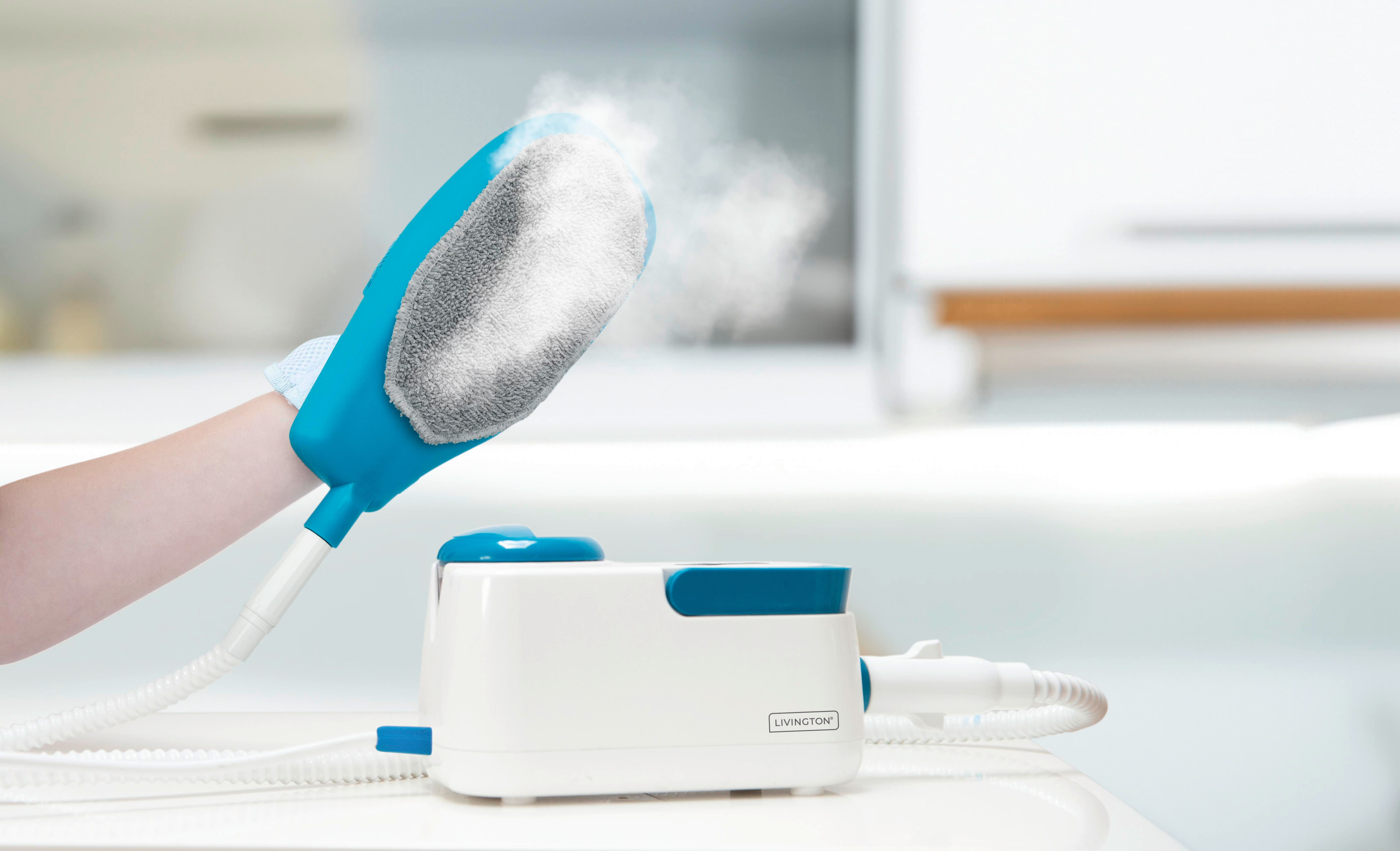 Handbügeln mit einem Dampfbügeleisen. Das Bügeleisen ist blau und weiß, auf weißer Oberfläche.