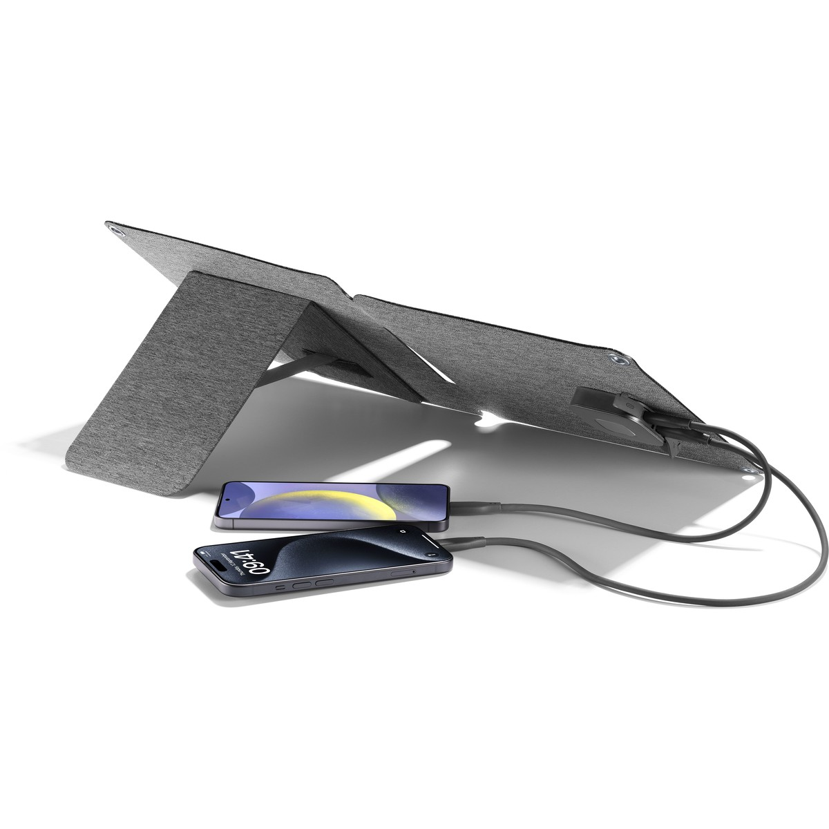 Supporto di ricarica grigio con due telefoni collegati. Entrambi i telefoni sono neri con gli schermi accesi.