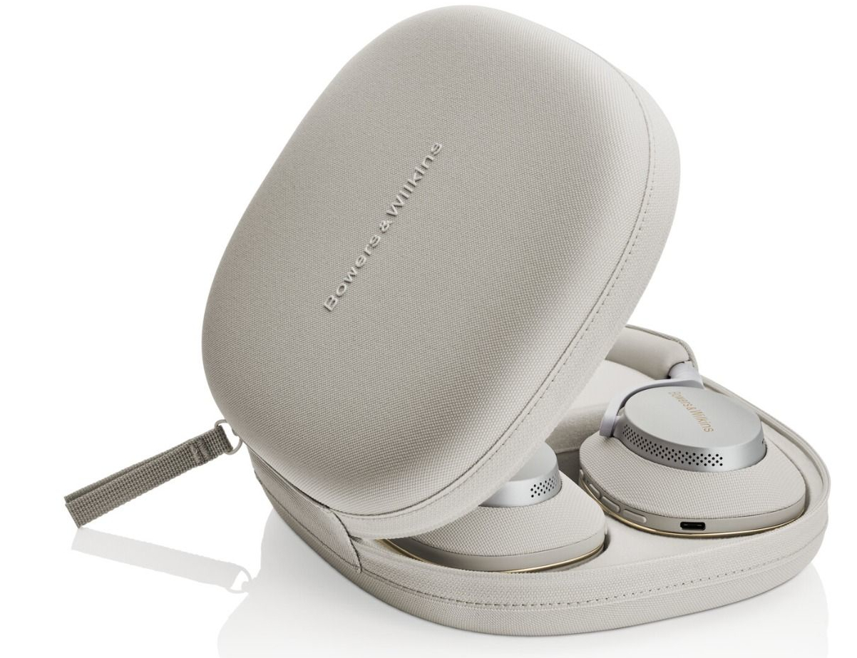 Słuchawki w otwartym etui na białym tle. Etui i słuchawki są jasnoszare.