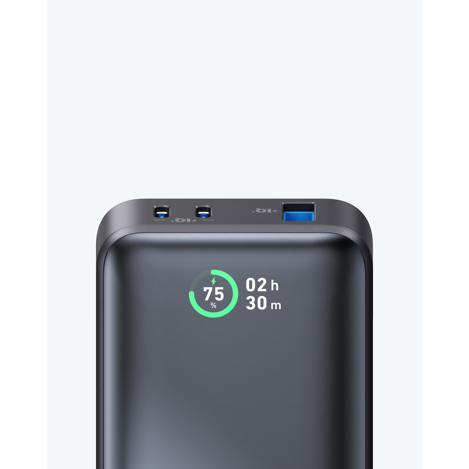 Gros plan d'une batterie externe montrant un affichage de pourcentage de 75% de charge et 2h 30m restants.