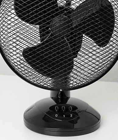 Zbliżenie czarnego wentylatora biurkowego. Wentylator ma czarną metalową siatkę i trzy łopatki. Trzy ustawienia prędkości.