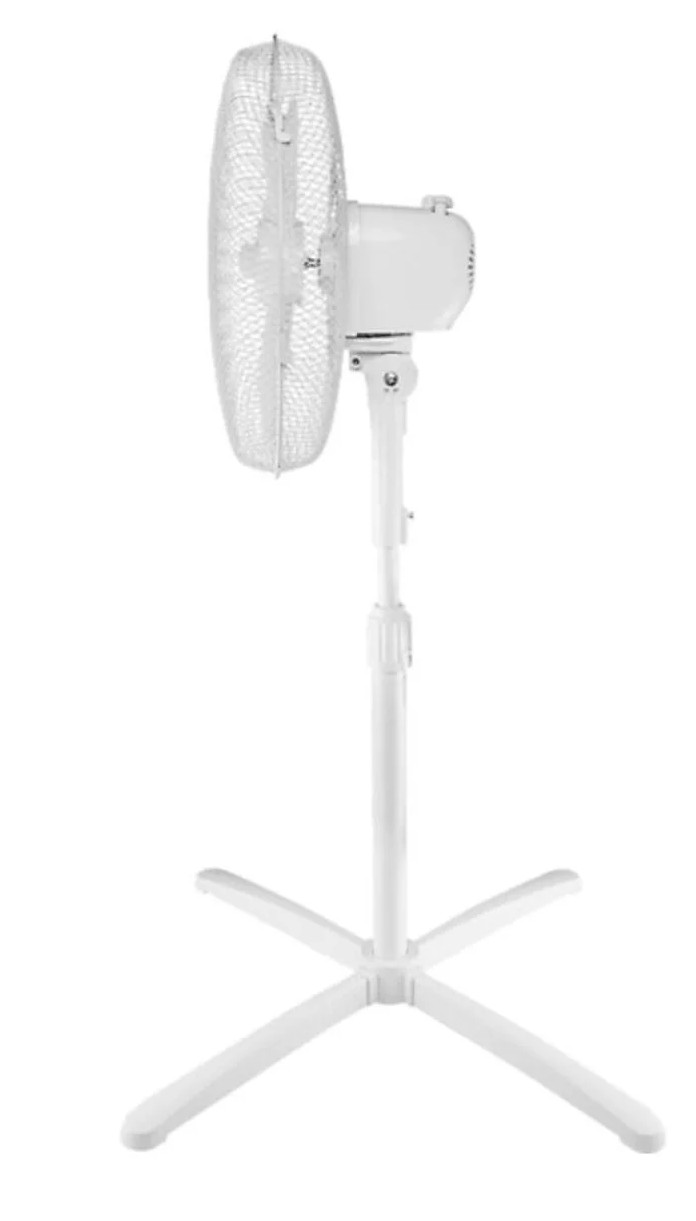 Biały wentylator stojący z siatkową osłoną i regulowaną wysokością na białej podstawie.