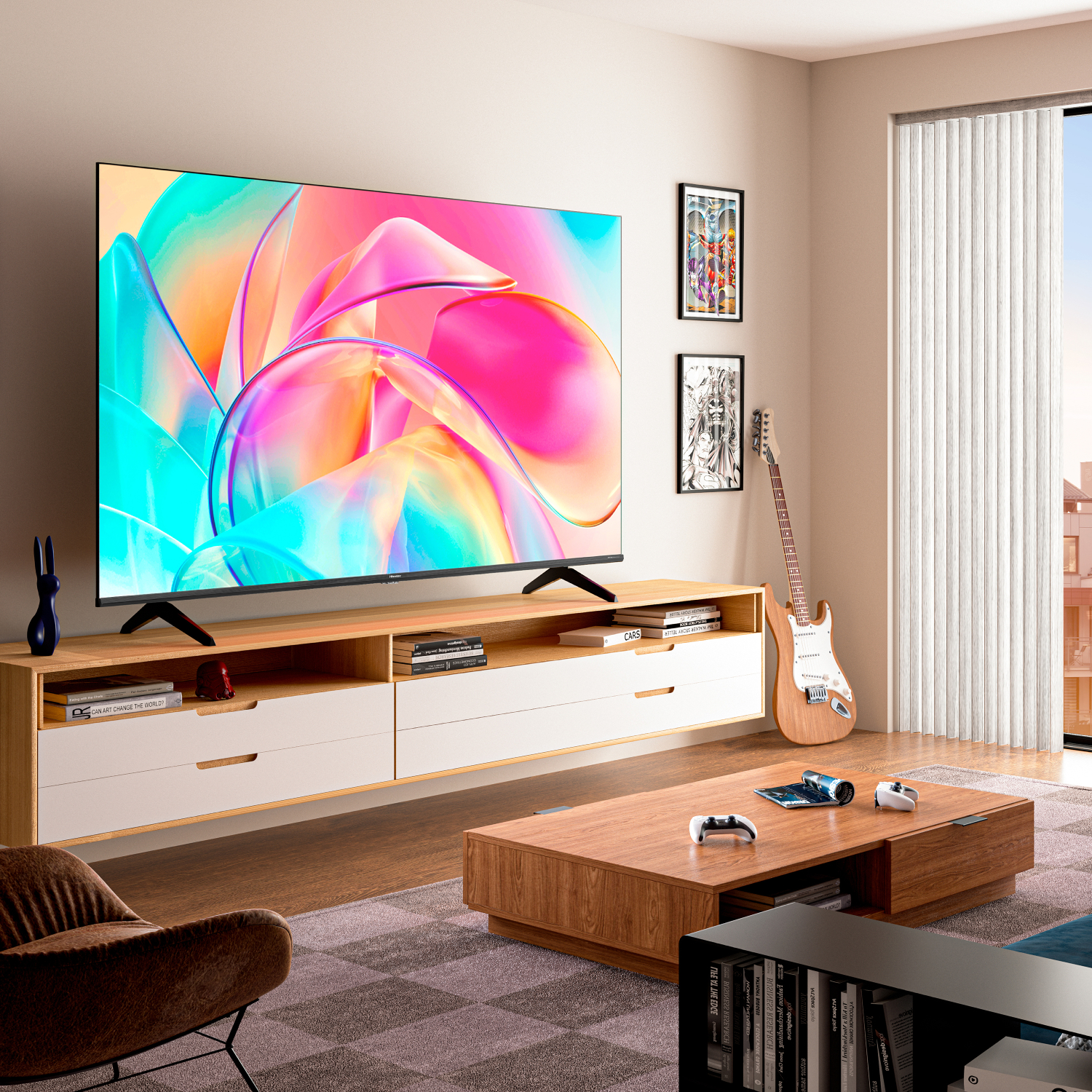 Sala de estar con TV, muebles de madera, guitarra y arte.