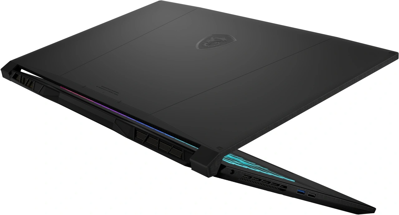 Zwarte laptop schuin open, met toetsenbord en open beeldscherm.