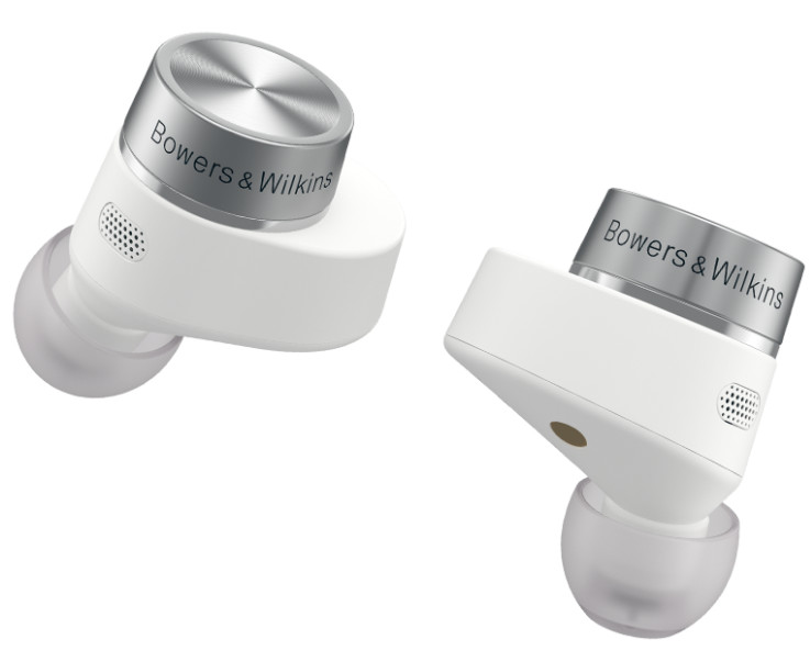 Białe słuchawki Bowers & Wilkins. Srebrne nakładki i końcówki douszne, skierowane do kamery.