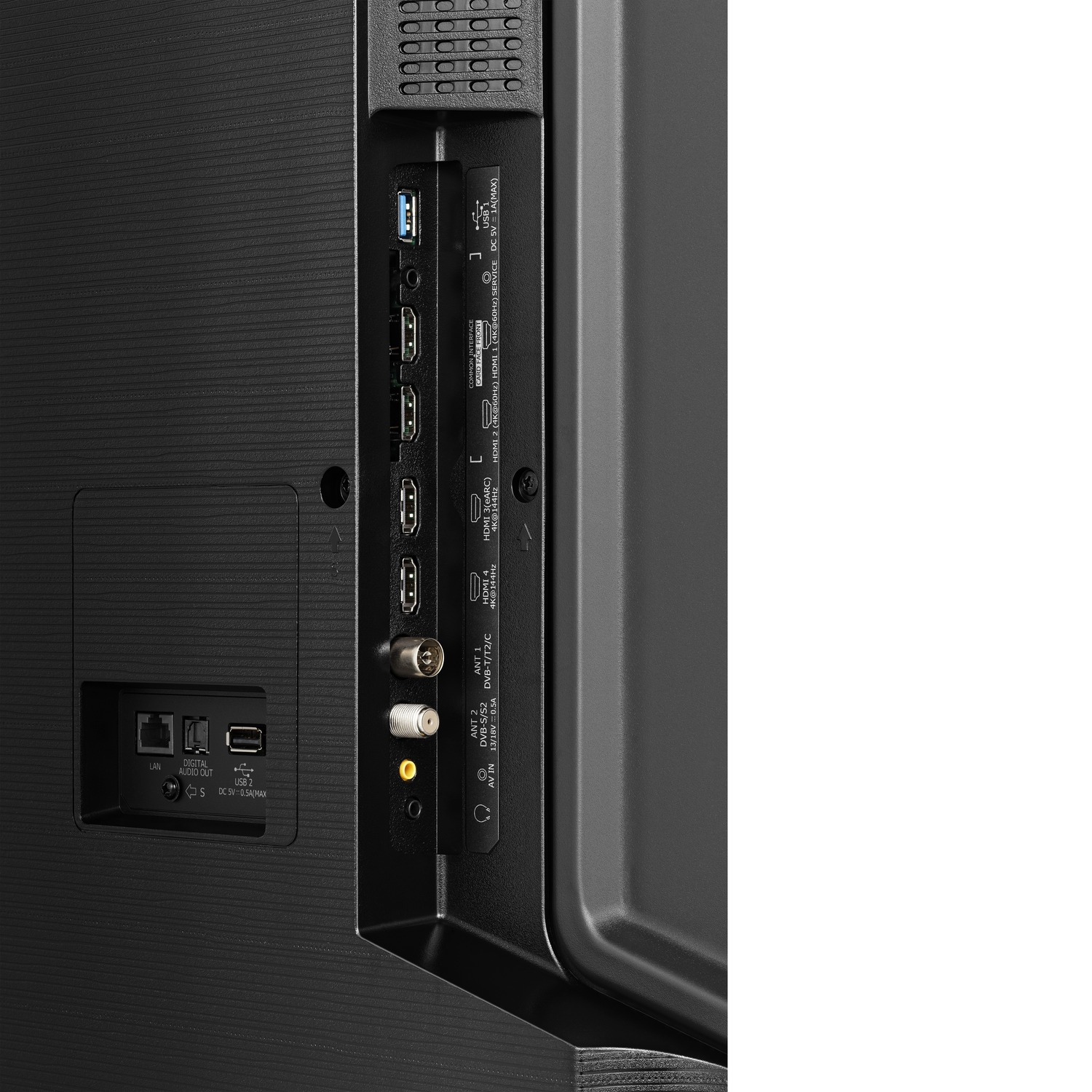 Close-up van de achterkant van een tv, met diverse poorten waaronder HDMI, USB en antenne-ingangen, met labels.
