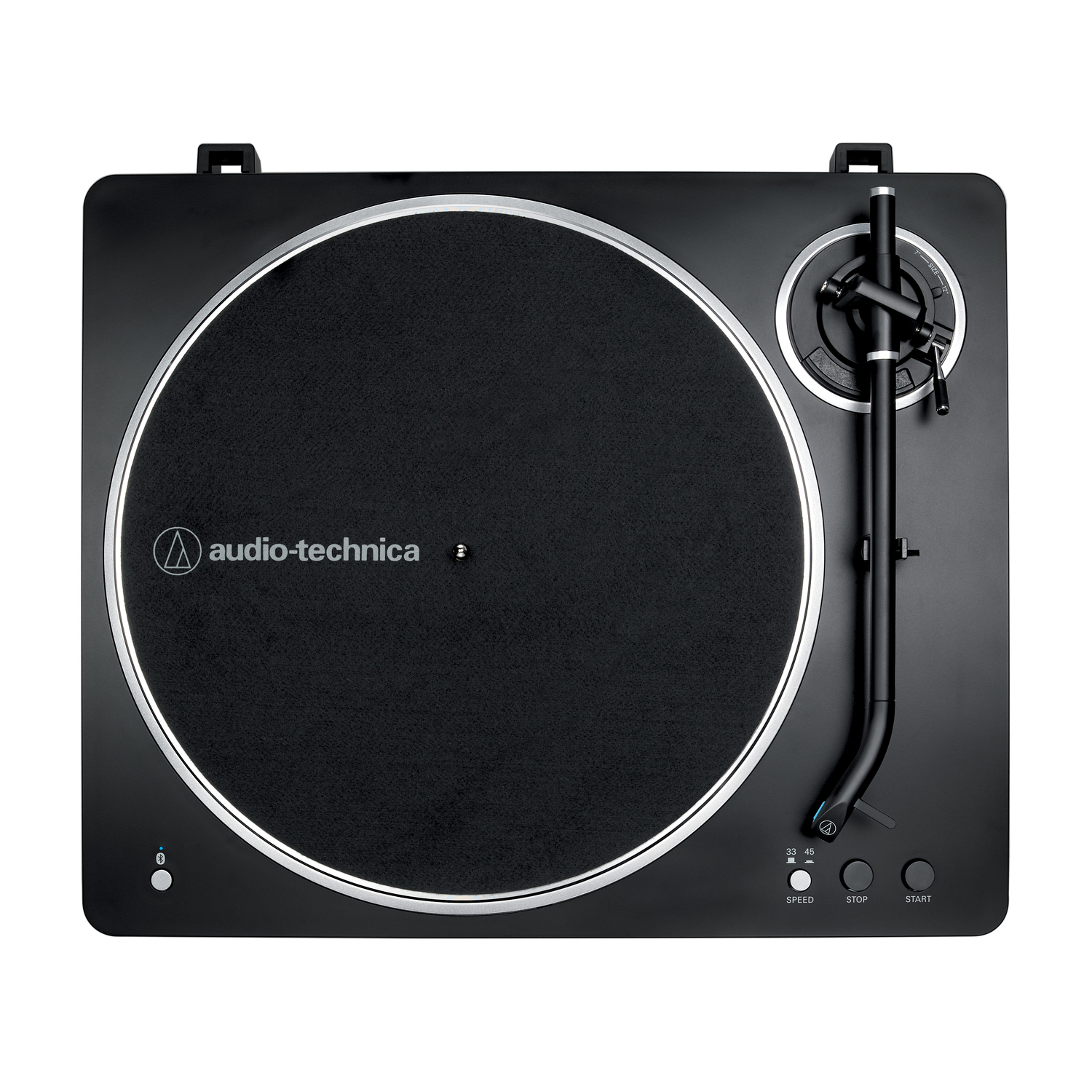 Een zwarte Audio-Technica platenspeler. Hij heeft een zwart plateau, een toonarm en bediening.