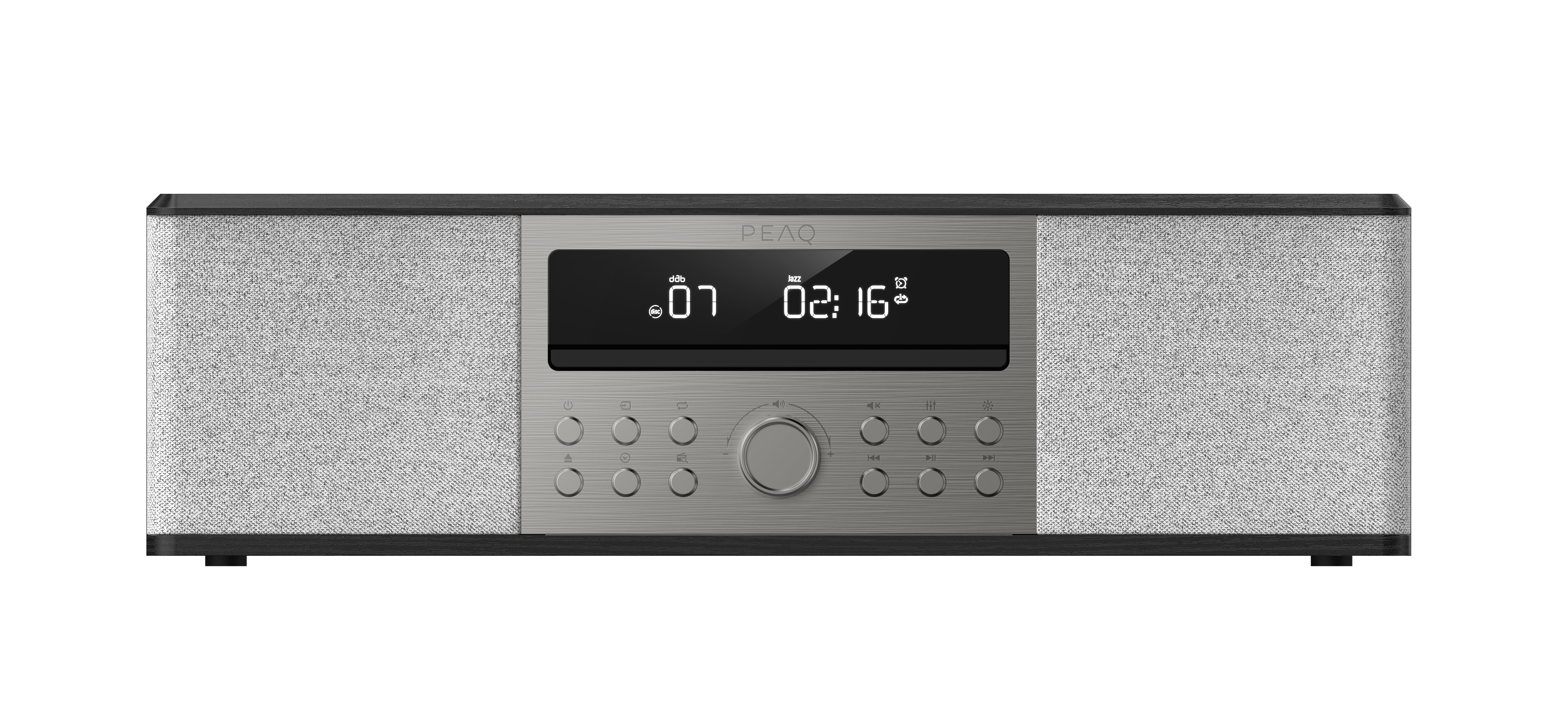 Silber Stereoanlage mit Display, das Zeit und Radioinfo anzeigt. Schwarze Akzente und graues Tuch.