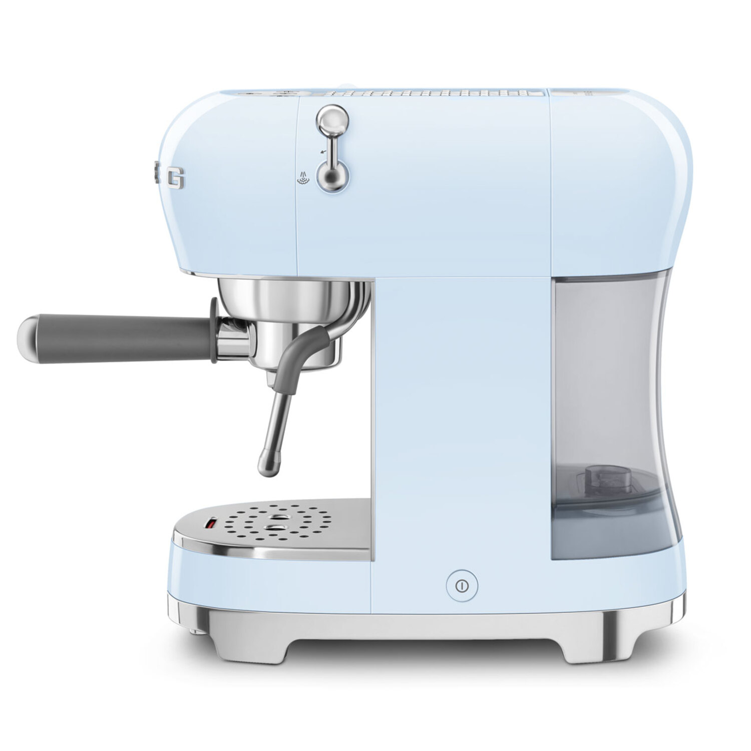 Une machine à expresso Smeg bleu clair sur fond blanc. La machine a des détails chromés.