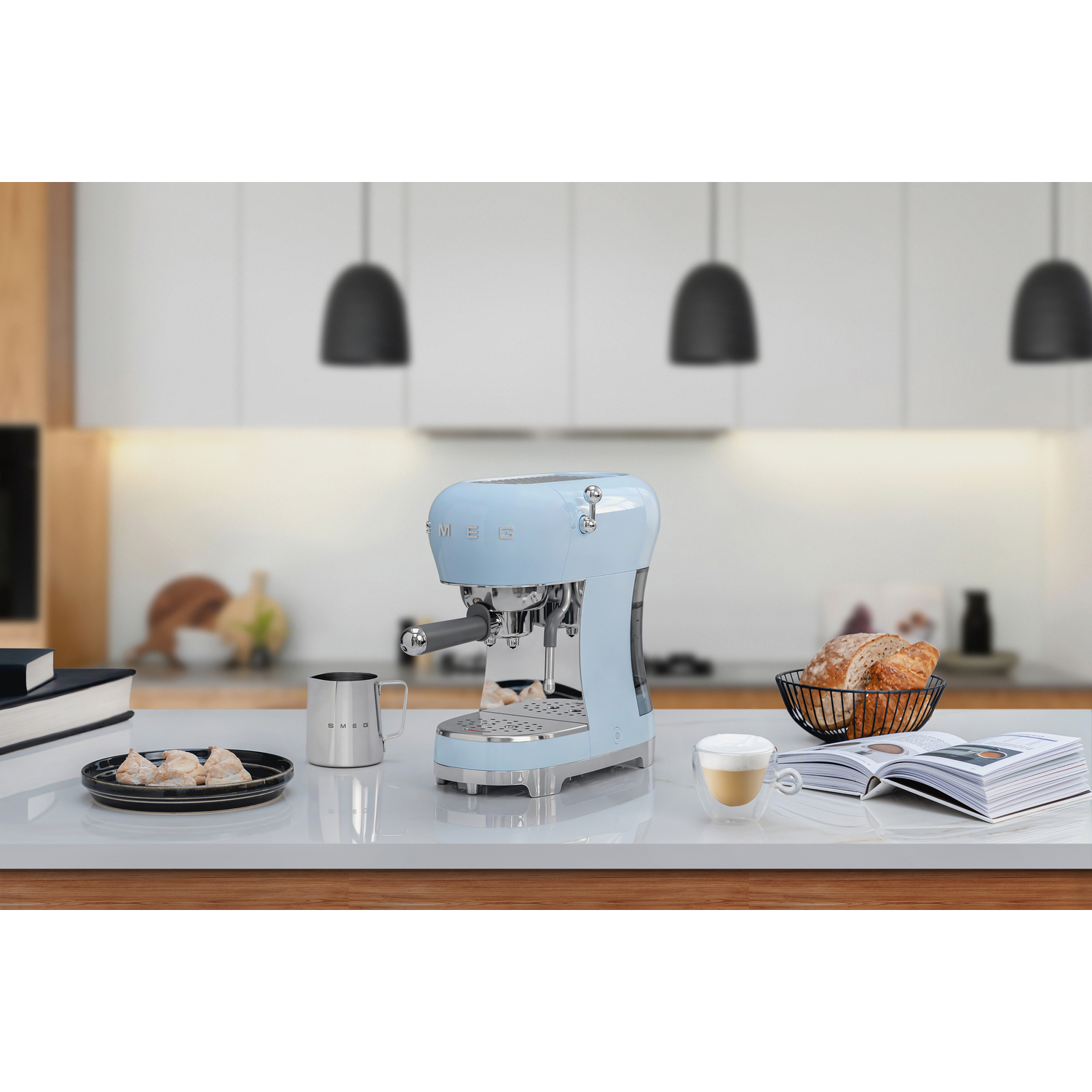 Une machine à expresso bleu clair sur un comptoir blanc avec des articles de petit-déjeuner.