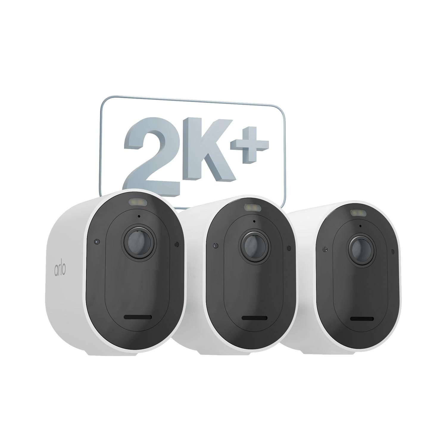 Drei weiße Überwachungskameras mit dem Text "2K+" darüber auf weißem Hintergrund.