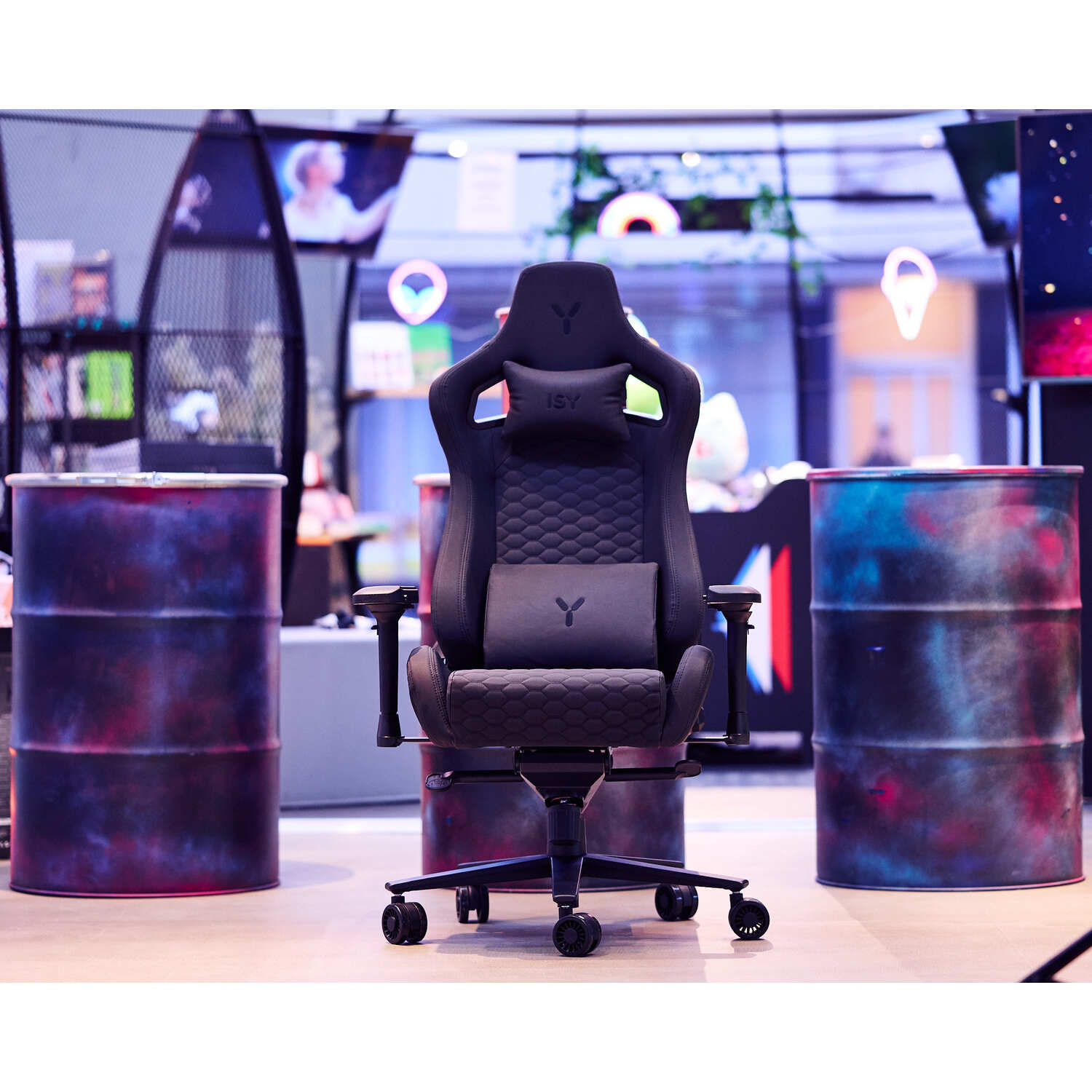 Zwarte gamestoel in een kamer met vaten en neon.
