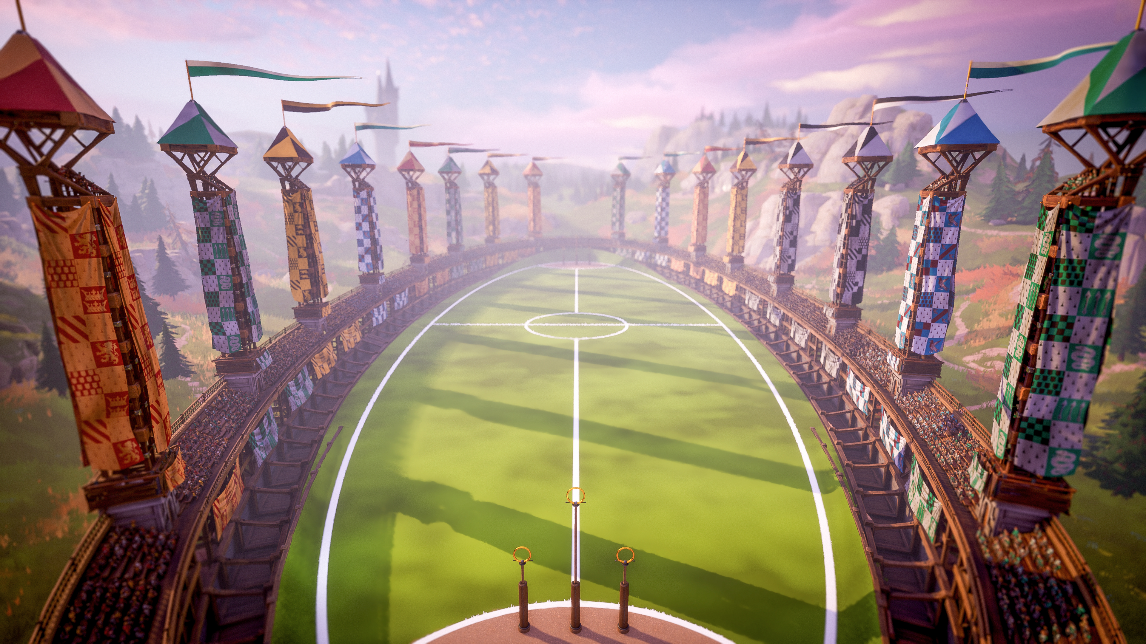 Ein Quidditch-Feld mit hohen Pfosten und Flaggen. Im Hintergrund ist eine Burg zu sehen.