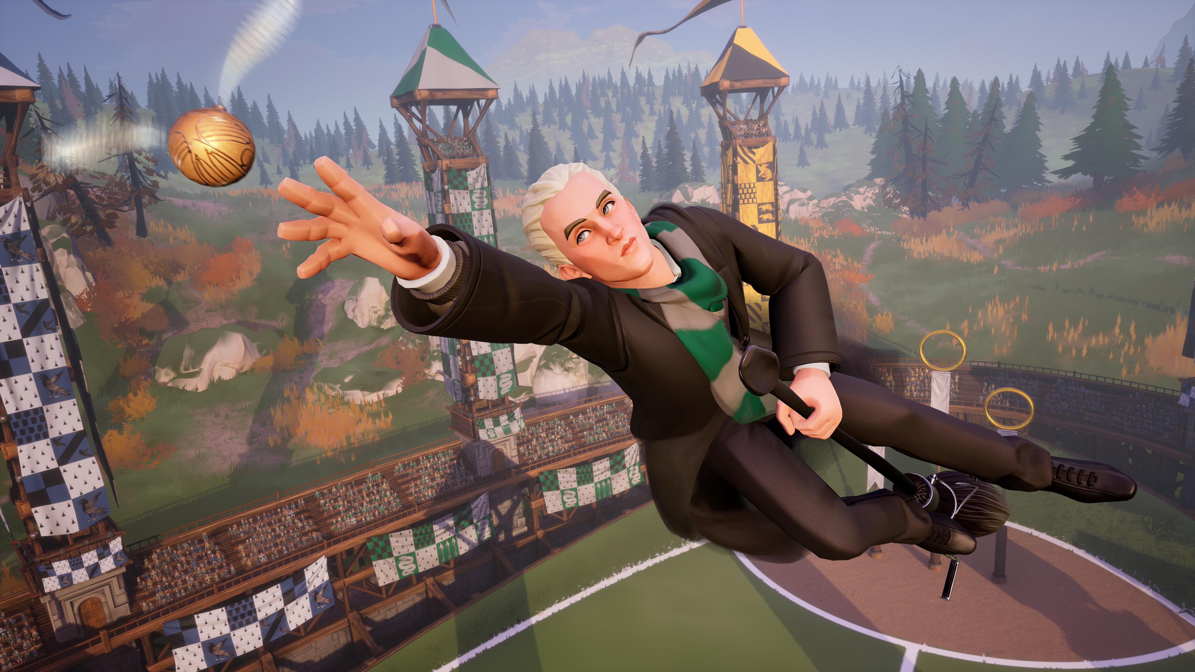 Draco Malfoy auf einem Besen, greift während eines Quidditch-Spiels nach dem Goldenen Schnatz.