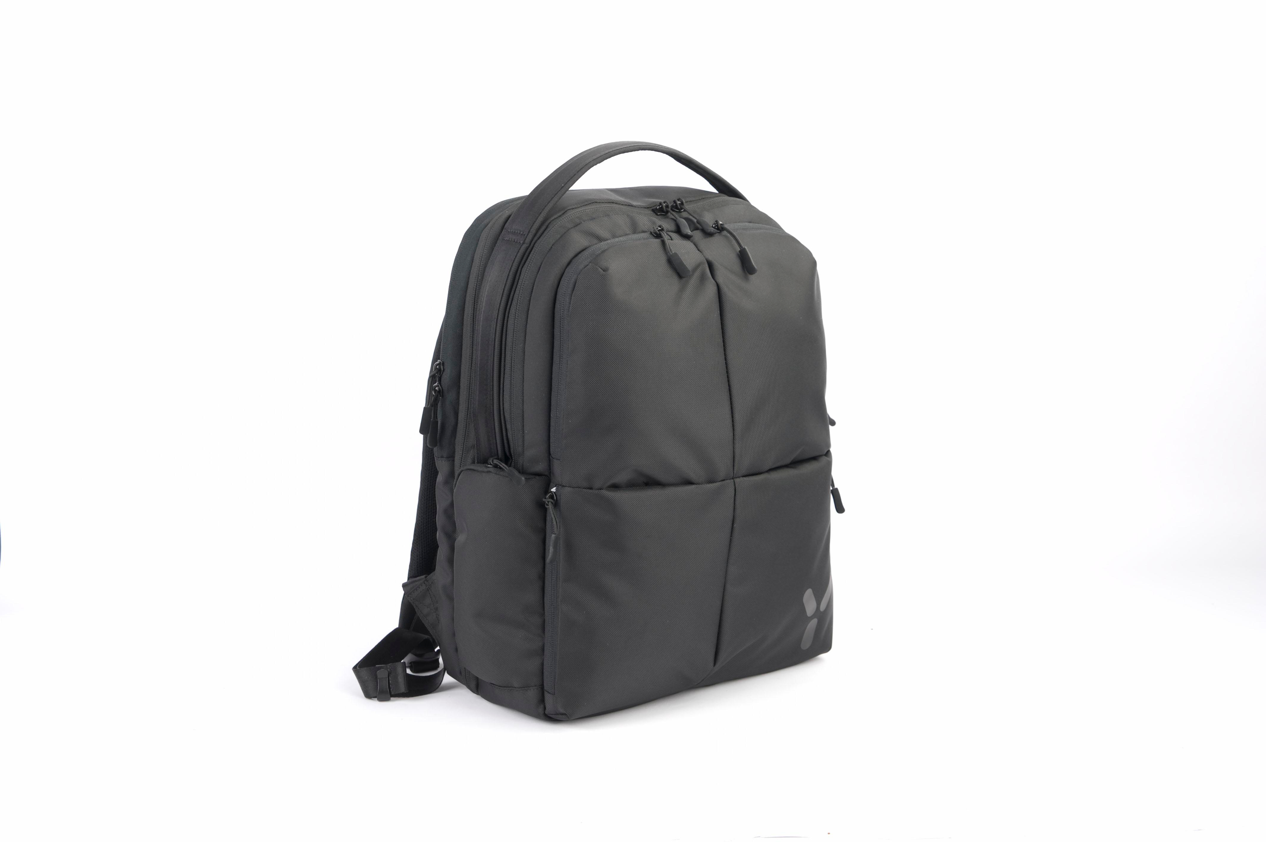 Ein dunkelgrauer Rucksack mit mehreren Fächern und kleinem Logo auf weißem Hintergrund.