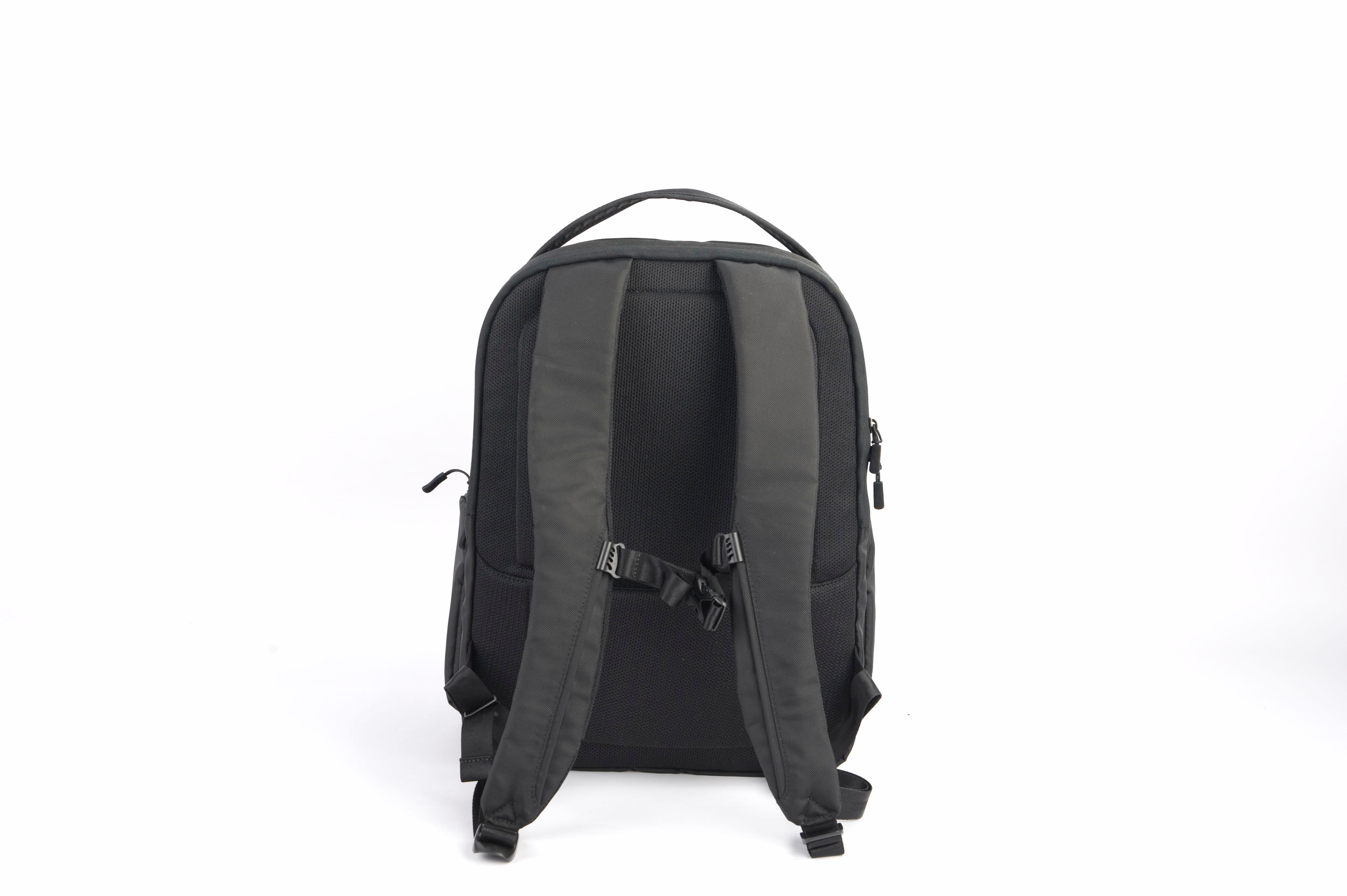 Schwarzer Rucksack, von hinten betrachtet. Mit Schultergurten und einem oberen Griff.