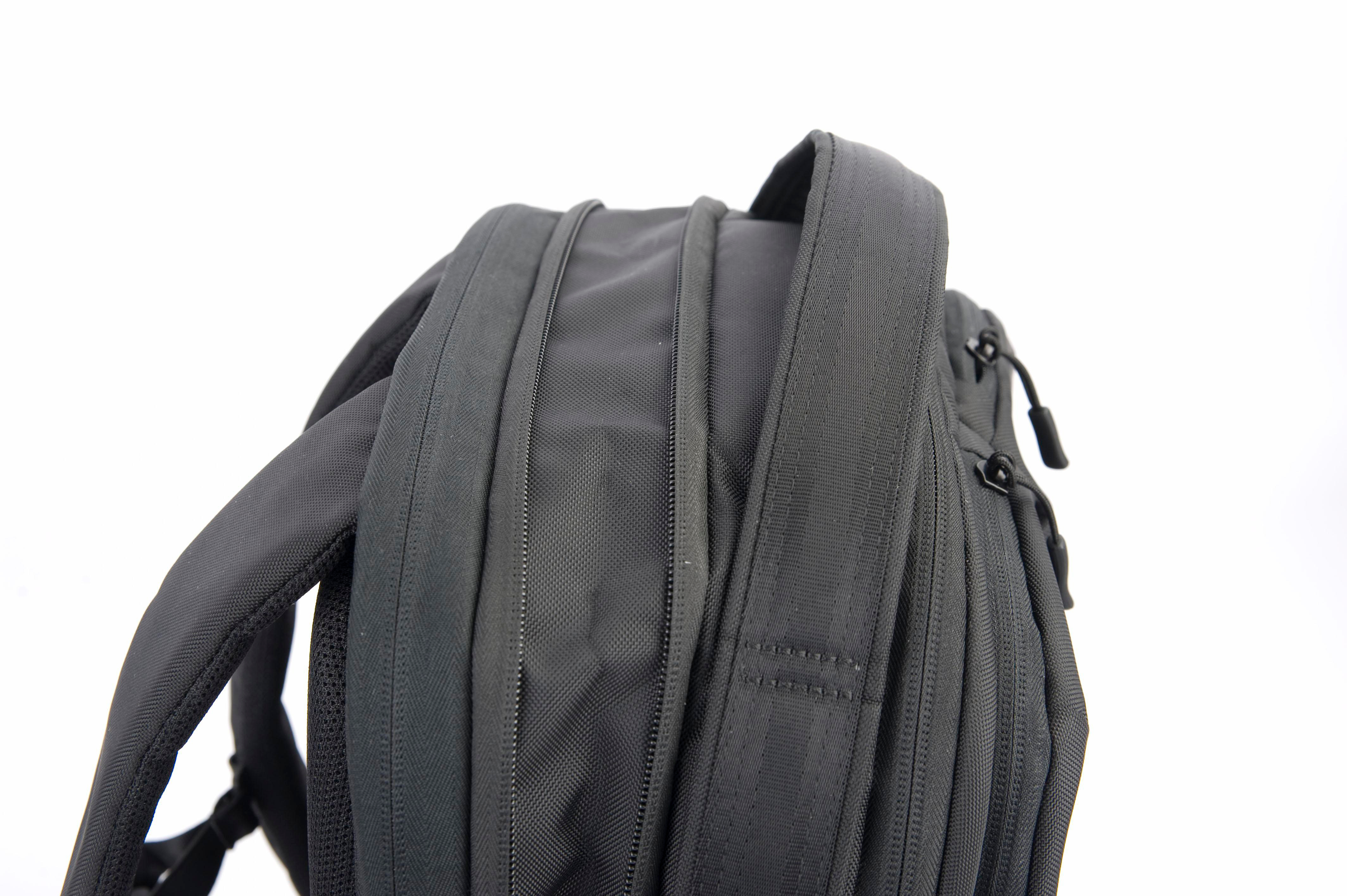 Seitenansicht eines schwarzen Rucksacks mit Trägern und Reißverschlussdetail, isoliert.
