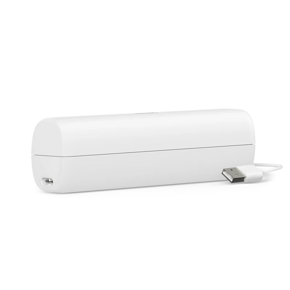 Ein weißes, zylindrisches Gerät mit angeschlossenem USB-Kabel, wahrscheinlich ein tragbares Ladegerät oder eine Powerbank.