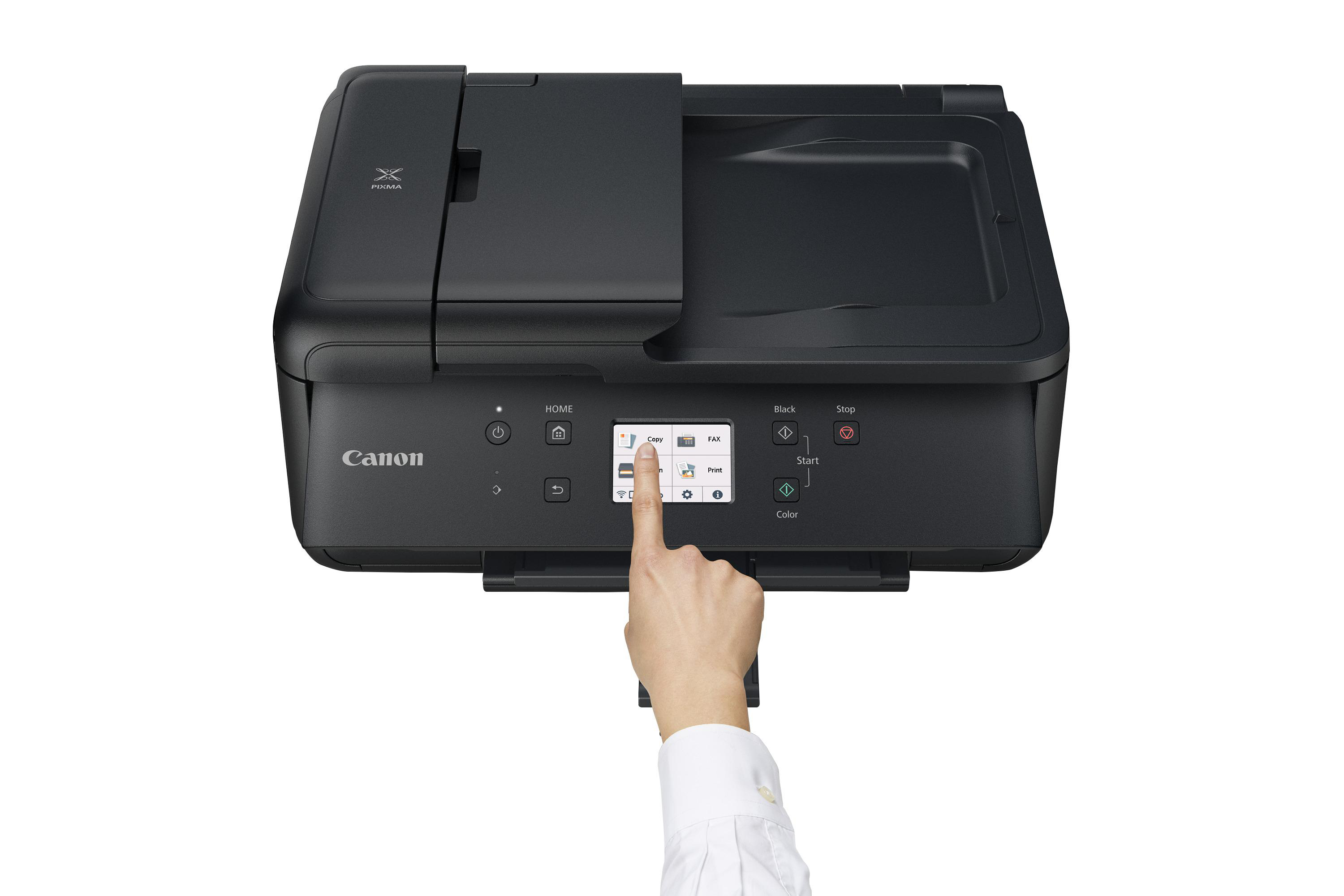 Eine Hand berührt den Bildschirm eines Canon-Druckers. Der Drucker ist schwarz und auf weißem Hintergrund.
