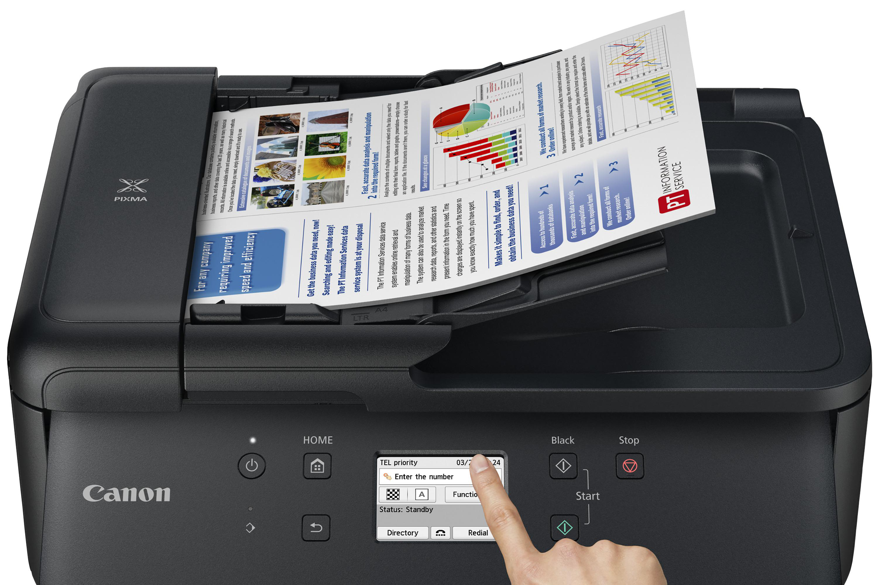 Ein schwarzer Canon-Drucker mit Papierausgabe. Der Drucker ist eingeschaltet, ein Finger zeigt auf den Bildschirm.