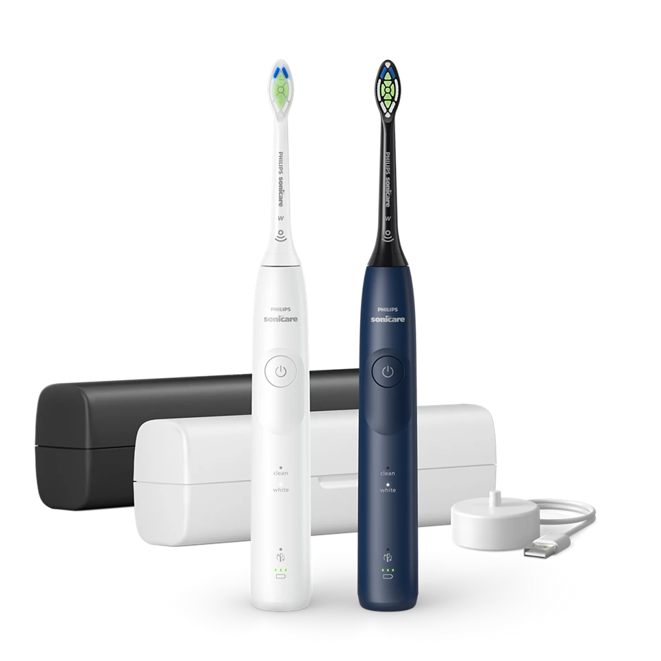 Zwei Philips Sonicare Zahnbürsten, weiß und marineblau. Eine Ladestation und Reiseetuis sind ebenfalls vorhanden.