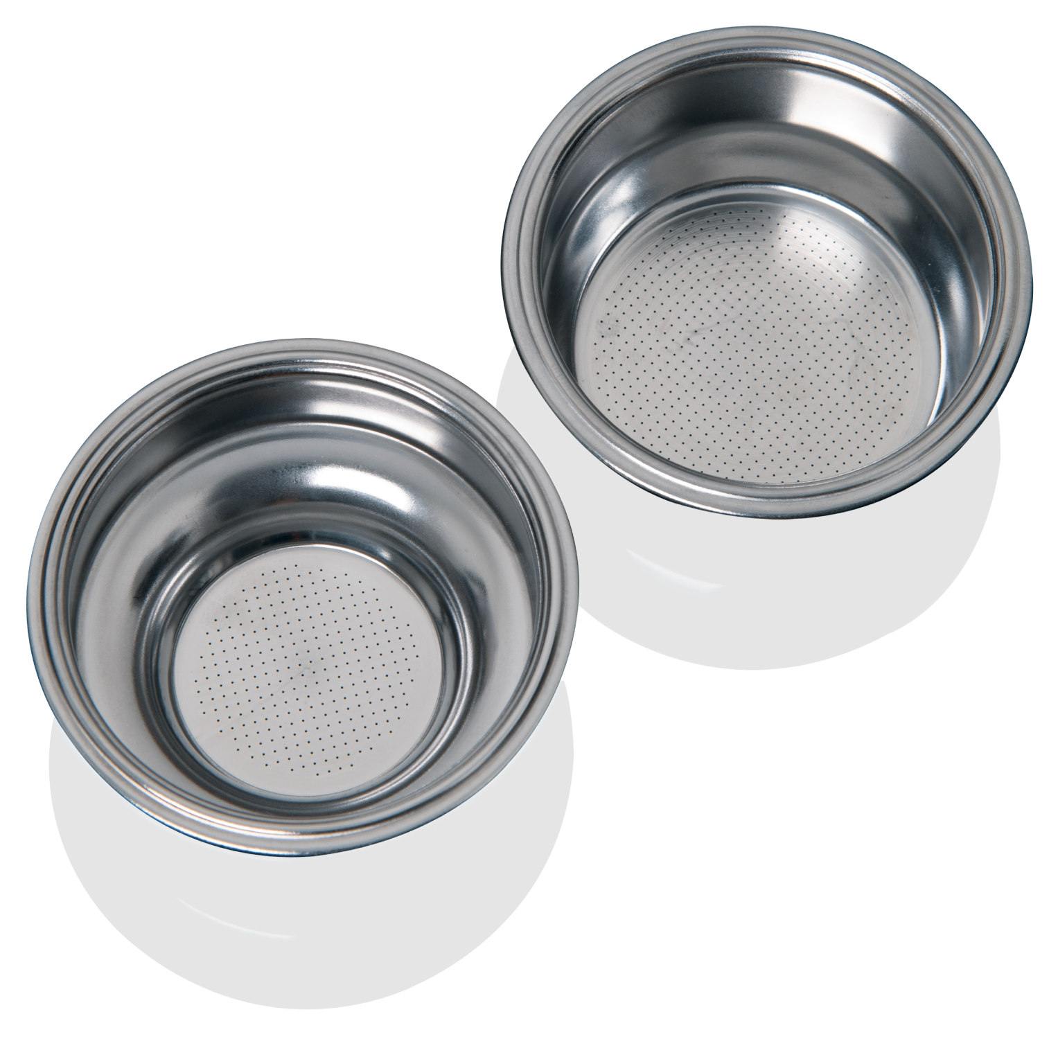 Dos cestas filtrantes de acero inoxidable para máquina de espresso sobre superficie negra.